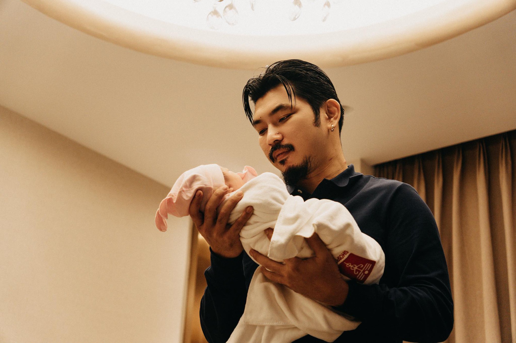 Nam diễn viên và vợ Hoa khôi đón con đầu lòng, Steven Nguyễn cùng cả dàn sao Việt nức nở!- Ảnh 1.