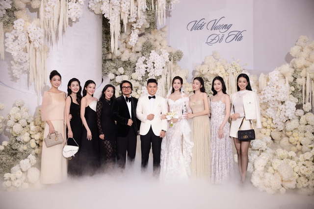 Đám cưới Hoa hậu Đỗ Hà - Viết Vương tại Hà Nội: Cô dâu ôm chồng khóc nức nở,