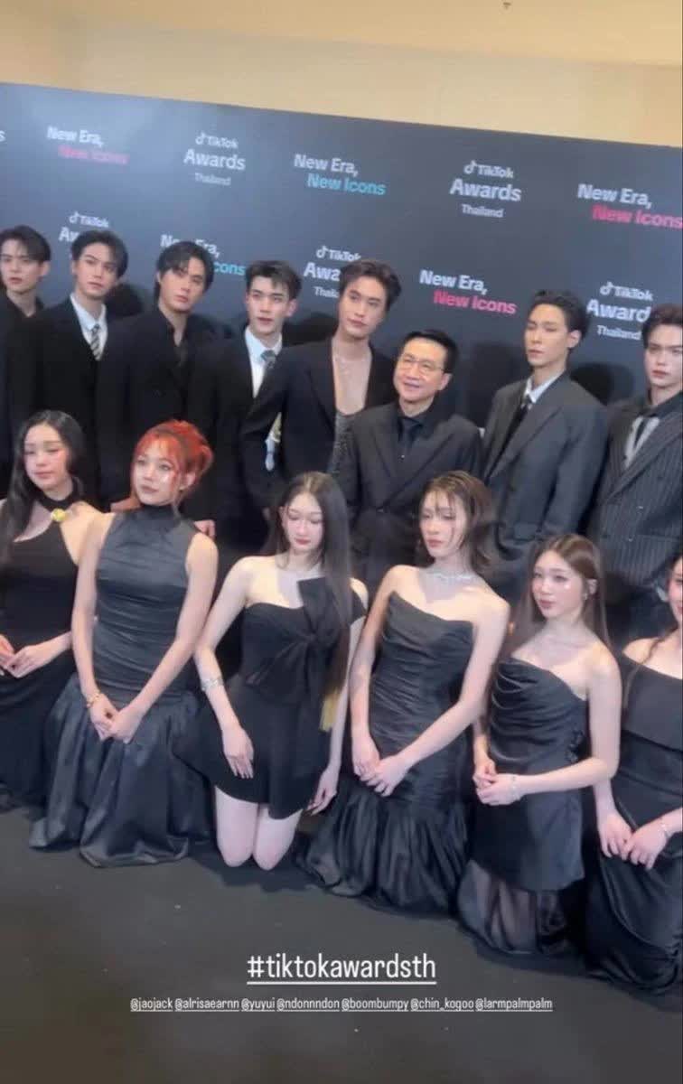 Bức ảnh gây tranh cãi toàn mạng tại lễ trao giải ở Thái Lan- Ảnh 3.