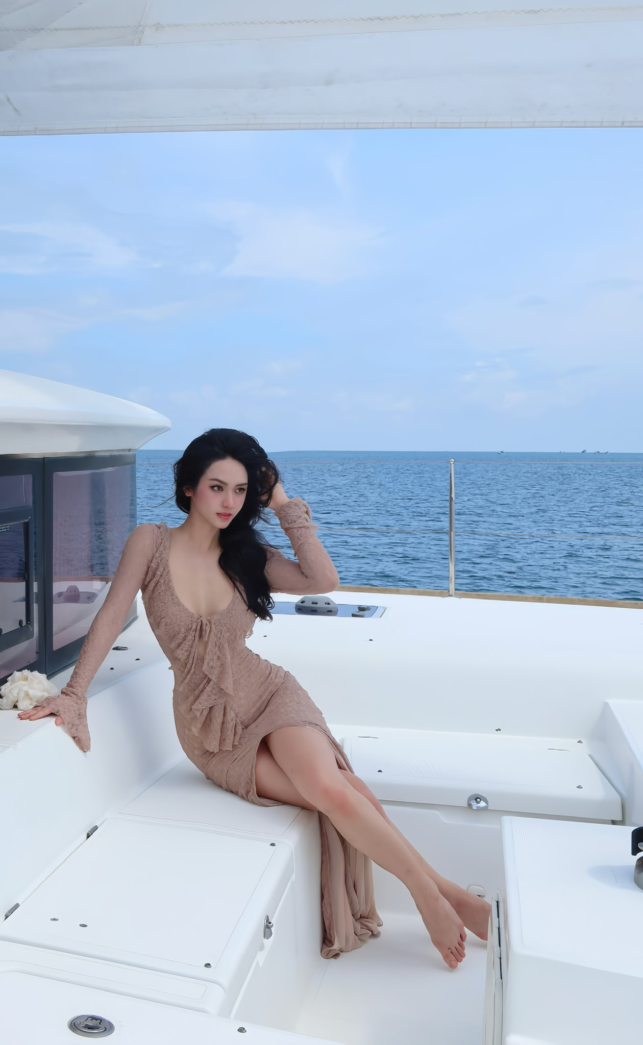 Á hậu Vũ Thuý Quỳnh: Ngồi xe Bentley, check-in du thuyền, được Đức Phạm