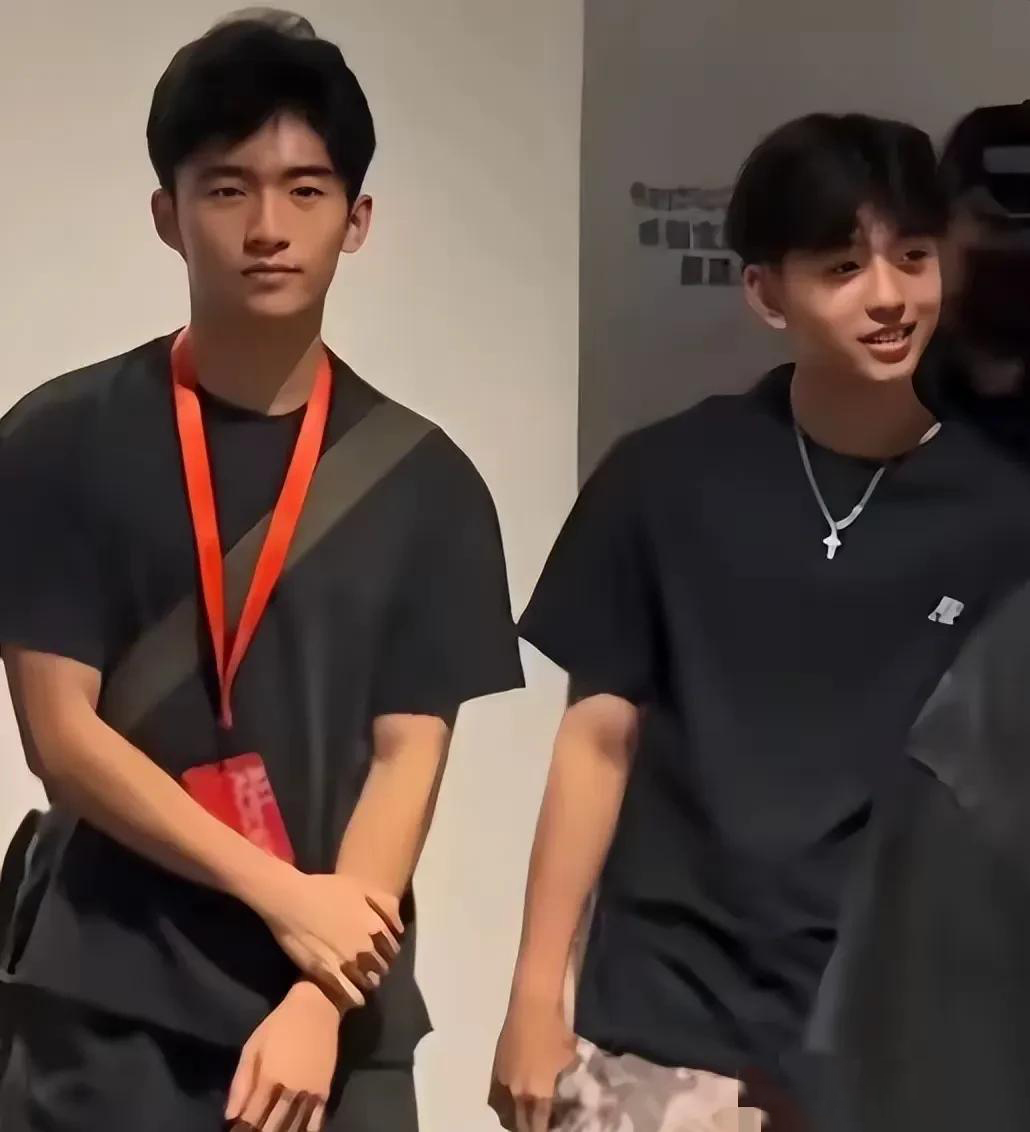 Con trai út của Trương Bá Chi lộ diện: Mới 6 tuổi đã “đốn tim” netizen, ngoại hình được khen vượt cả hai anh- Ảnh 4.