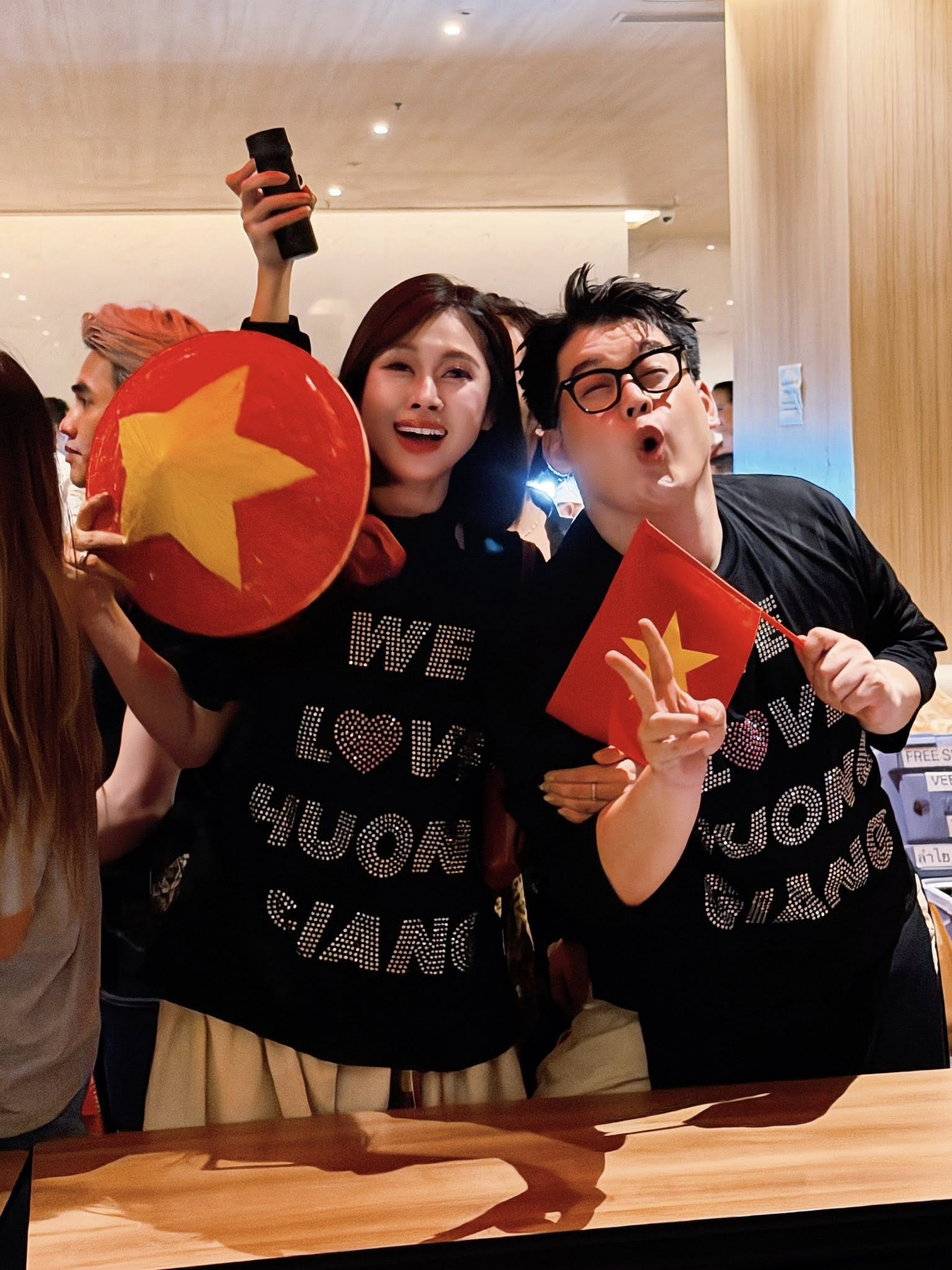 Dàn sao Việt sang Thái ủng hộ Hương Giang: Khí thế hừng hực trước thềm Chung kết Miss Universe!- Ảnh 2.