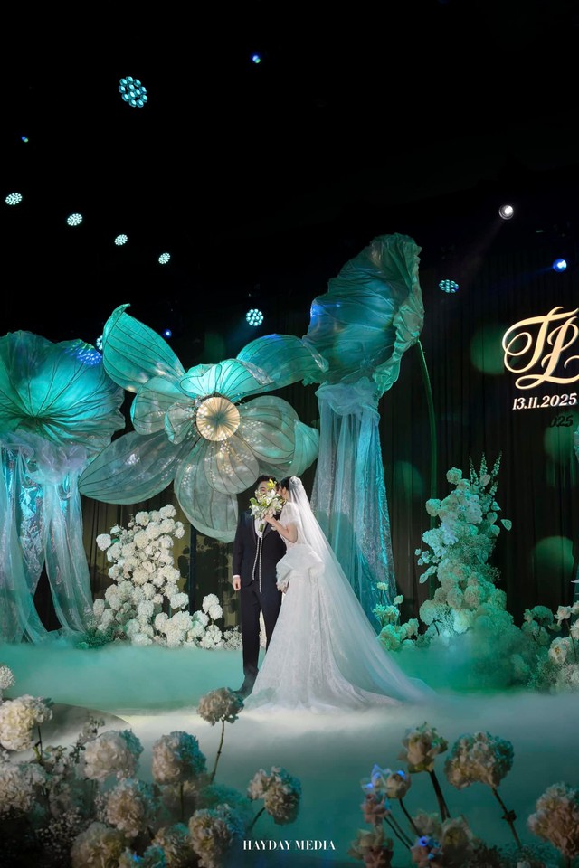 Đám cưới Hương Liên tại Hà Nội: Chú rể thiếu gia cuối cùng đã lộ rõ mặt, cặp đôi thực hiện nghi thức lạ!- Ảnh 3.