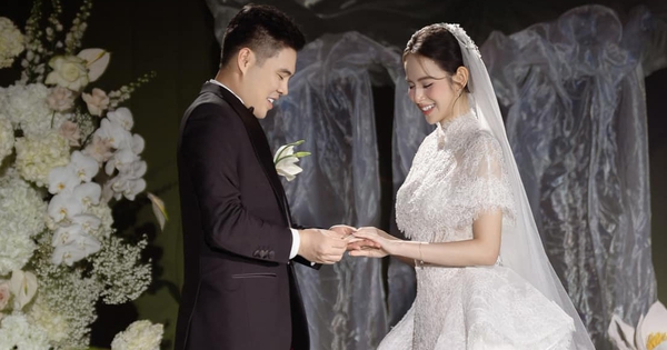 Đám cưới Hương Liên tại Hà Nội: Chú rể thiếu gia cuối cùng đã lộ rõ mặt, cặp đôi thực hiện nghi thức lạ! 30 Đám cưới Hương Liên tại Hà Nội: Chú rể thiếu gia cuối cùng đã lộ rõ mặt, cặp đôi thực hiện nghi thức lạ! 58191947213246479296757537147858833028603827n 17630433404401592716819 765 130 1342 1231 crop 1763043689864328184003jpg