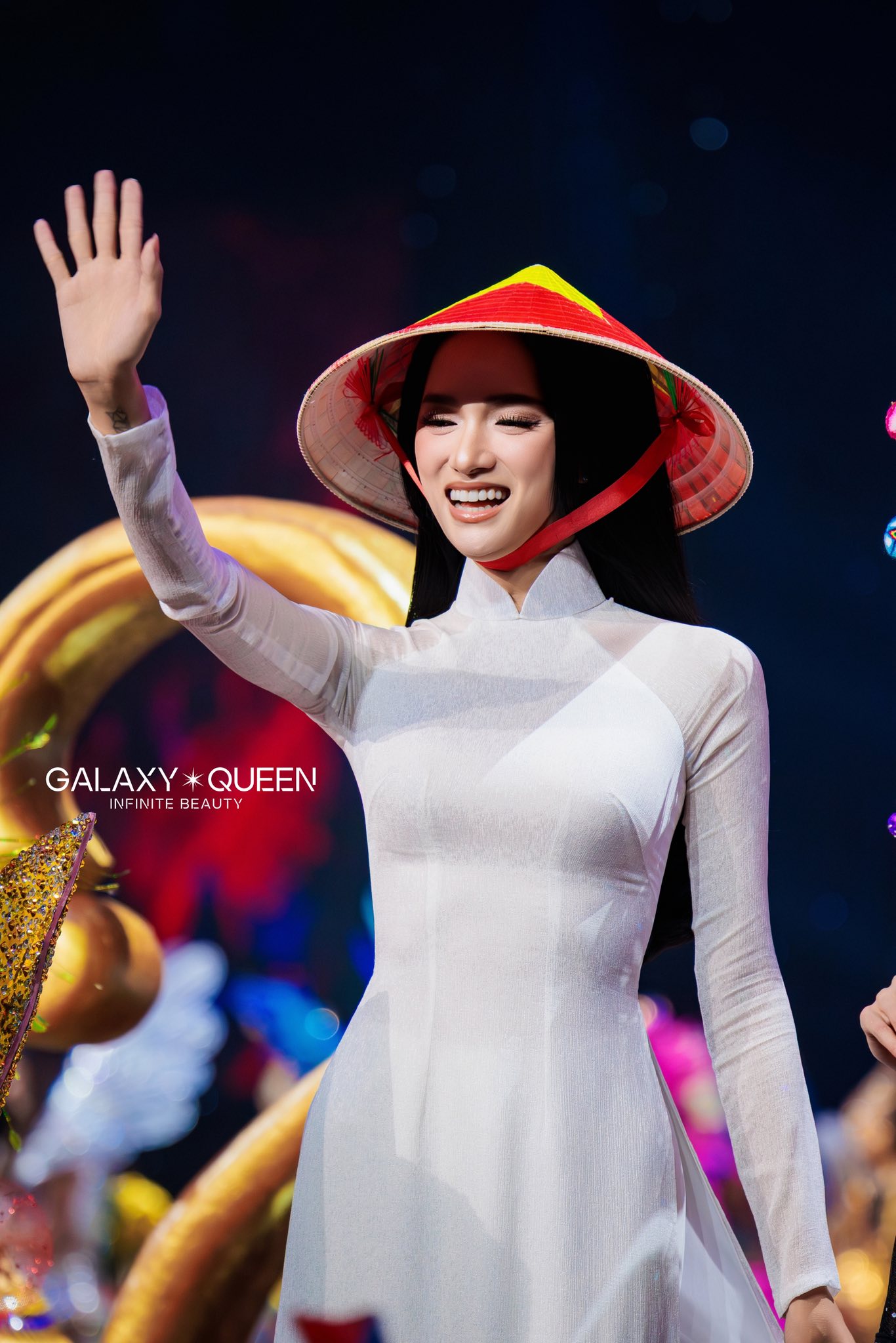 "Team qua đường" bắt gặp Hương Giang lặng lẽ về nước, nhân vật kè kè sát rạt gây chú ý 582556165262122596450308433840531766621789398n 17638754873541357278677 1763881412832 1763881413150349589446