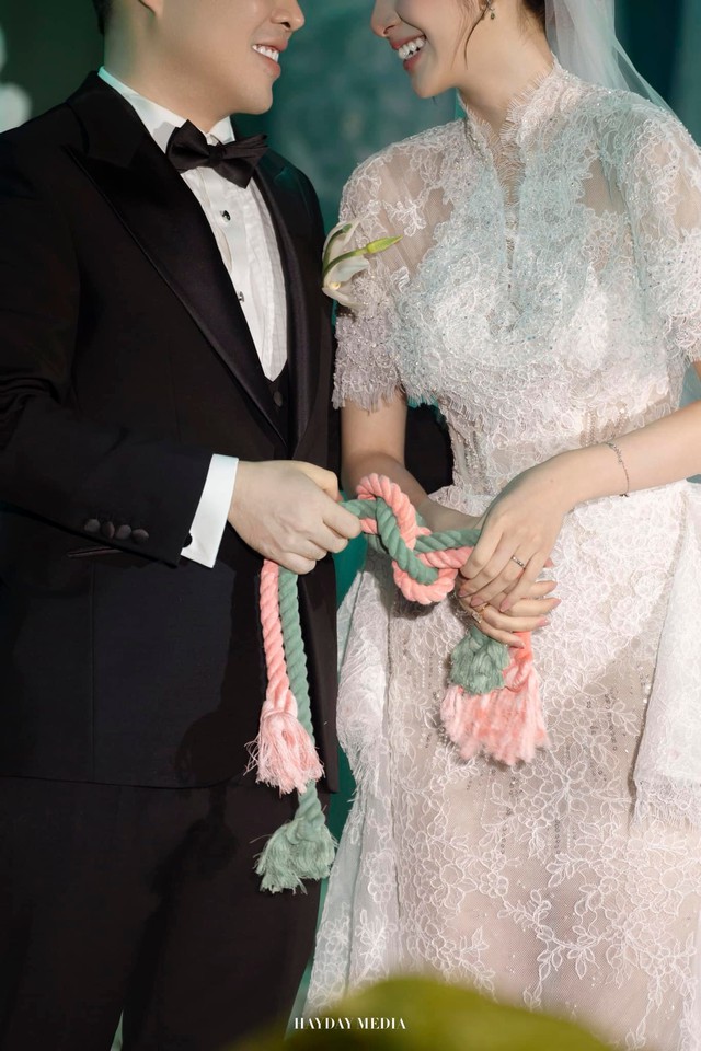 Đám cưới Hương Liên tại Hà Nội: Chú rể thiếu gia cuối cùng đã lộ rõ mặt, cặp đôi thực hiện nghi thức lạ!- Ảnh 5.