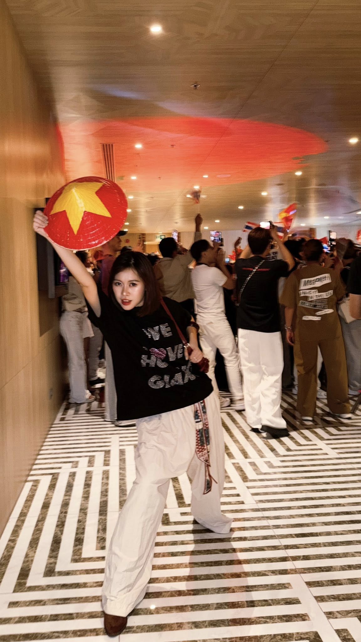 Dàn sao Việt sang Thái ủng hộ Hương Giang: Khí thế hừng hực trước thềm Chung kết Miss Universe!- Ảnh 3.