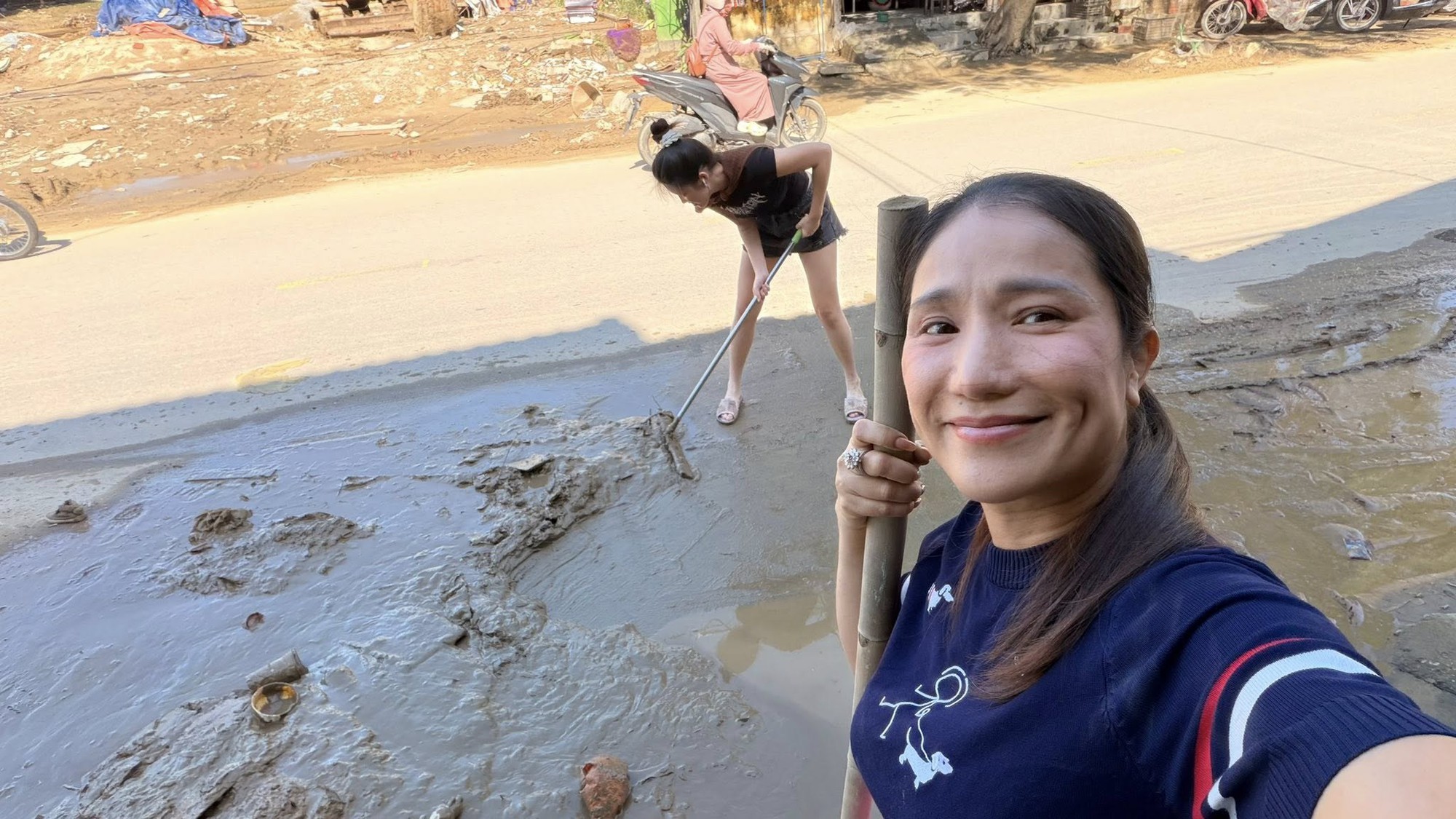 Nhà sao Vbiz ngập bùn đất sau lũ: Cả gia đình tất bật dọn dẹp, thiệt hại 2 xe máy- Ảnh 4.