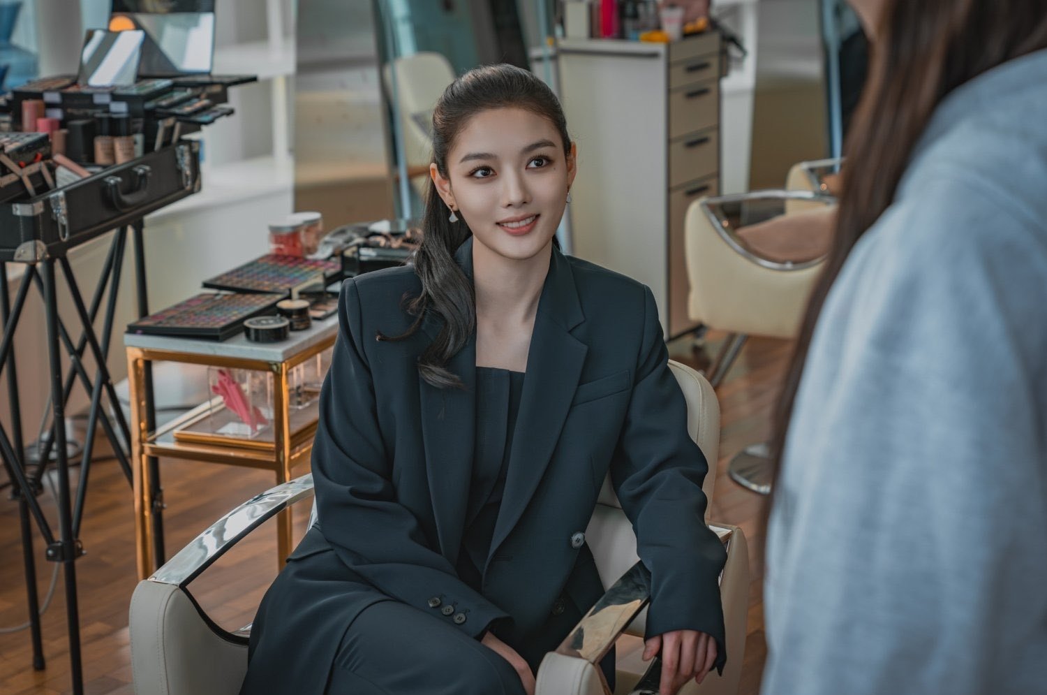 Phim Hàn chiếm top 1 toàn cầu: Thống trị 108 quốc gia, nữ chính đẹp đến mức lấy hết may mắn trên đời- Ảnh 2. Phim Hàn chiếm top 1 toàn cầu: Thống trị 108 quốc gia, nữ chính đẹp đến mức lấy hết may mắn trên đời- Ảnh 2.