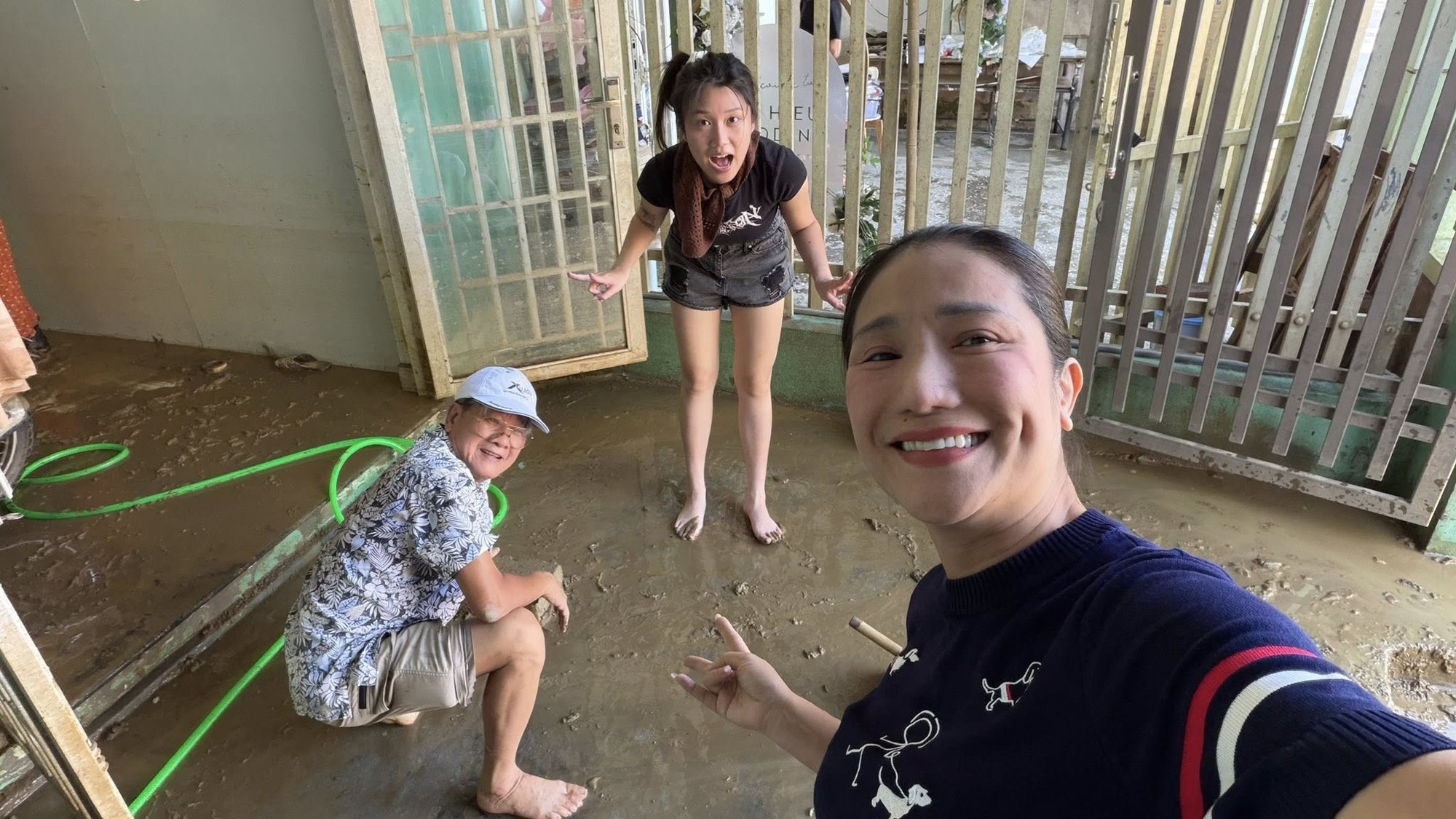 Nhà sao Vbiz ngập bùn đất sau lũ: Cả gia đình tất bật dọn dẹp, thiệt hại 2 xe máy- Ảnh 2.