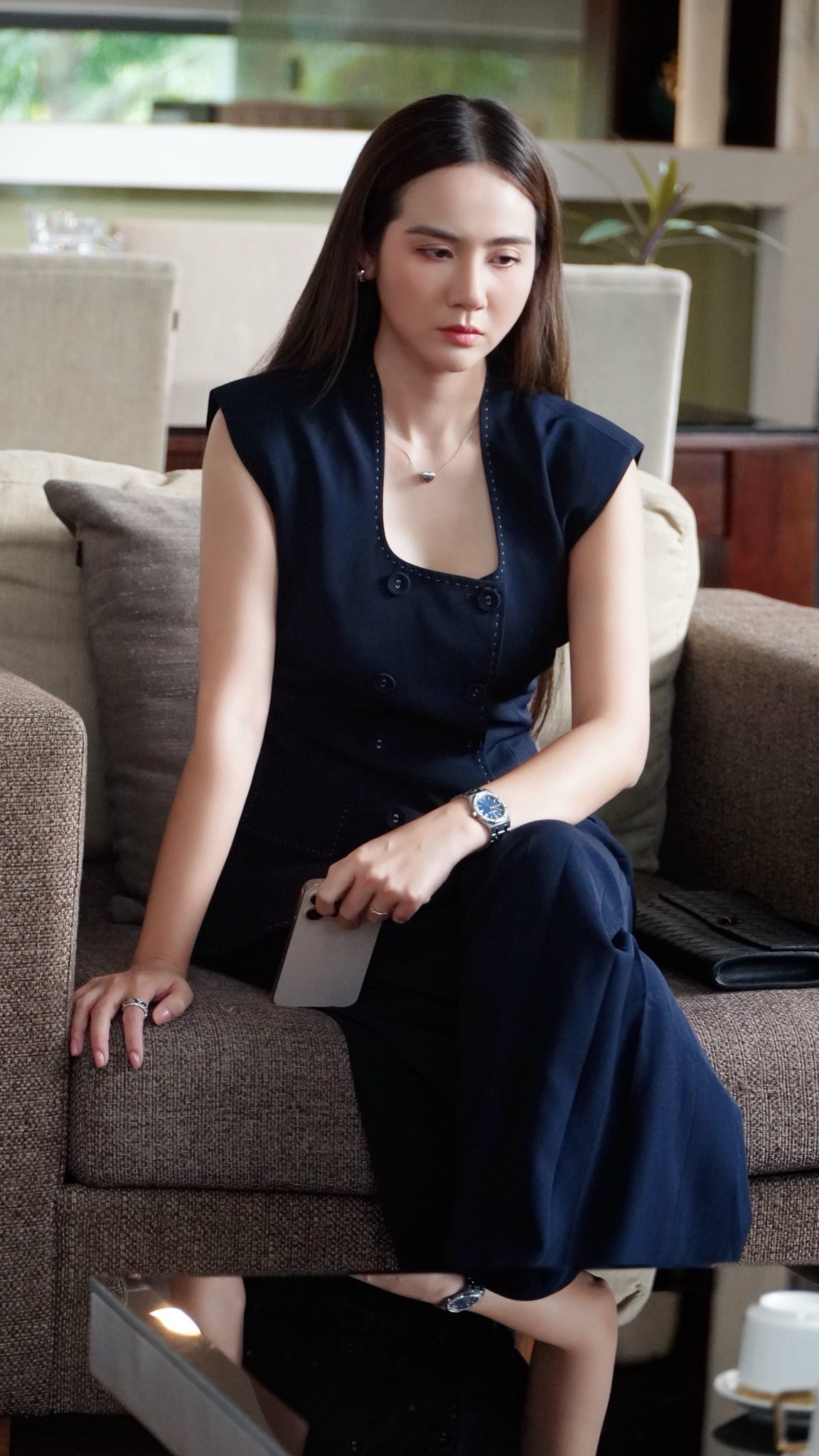 Đẹp như tiên mà đứng cạnh mỹ nhân Vbiz này cũng phải lép vế: Người đâu sang khủng khiếp, mặc gì cũng thành trend- Ảnh 2.