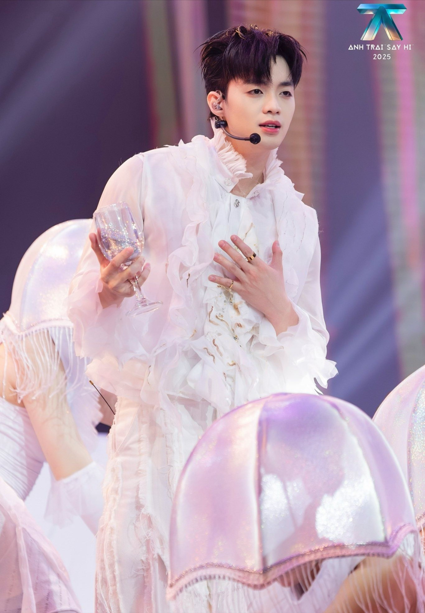 Gay cấn màn tranh đấu của 18 nghệ sĩ- Ảnh 1.