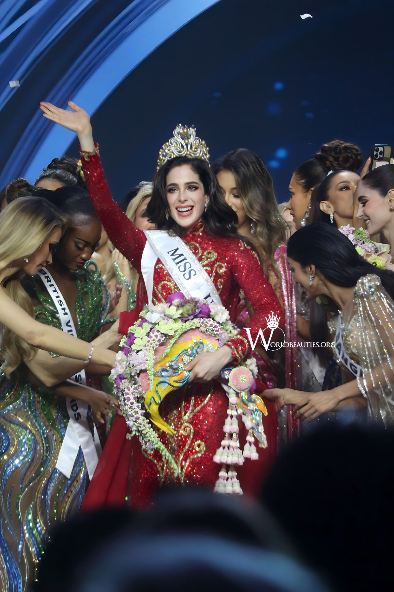 Hoa hậu Hoàn vũ mới đăng quang đối mặt hàng loạt tố cáo- Ảnh 1.