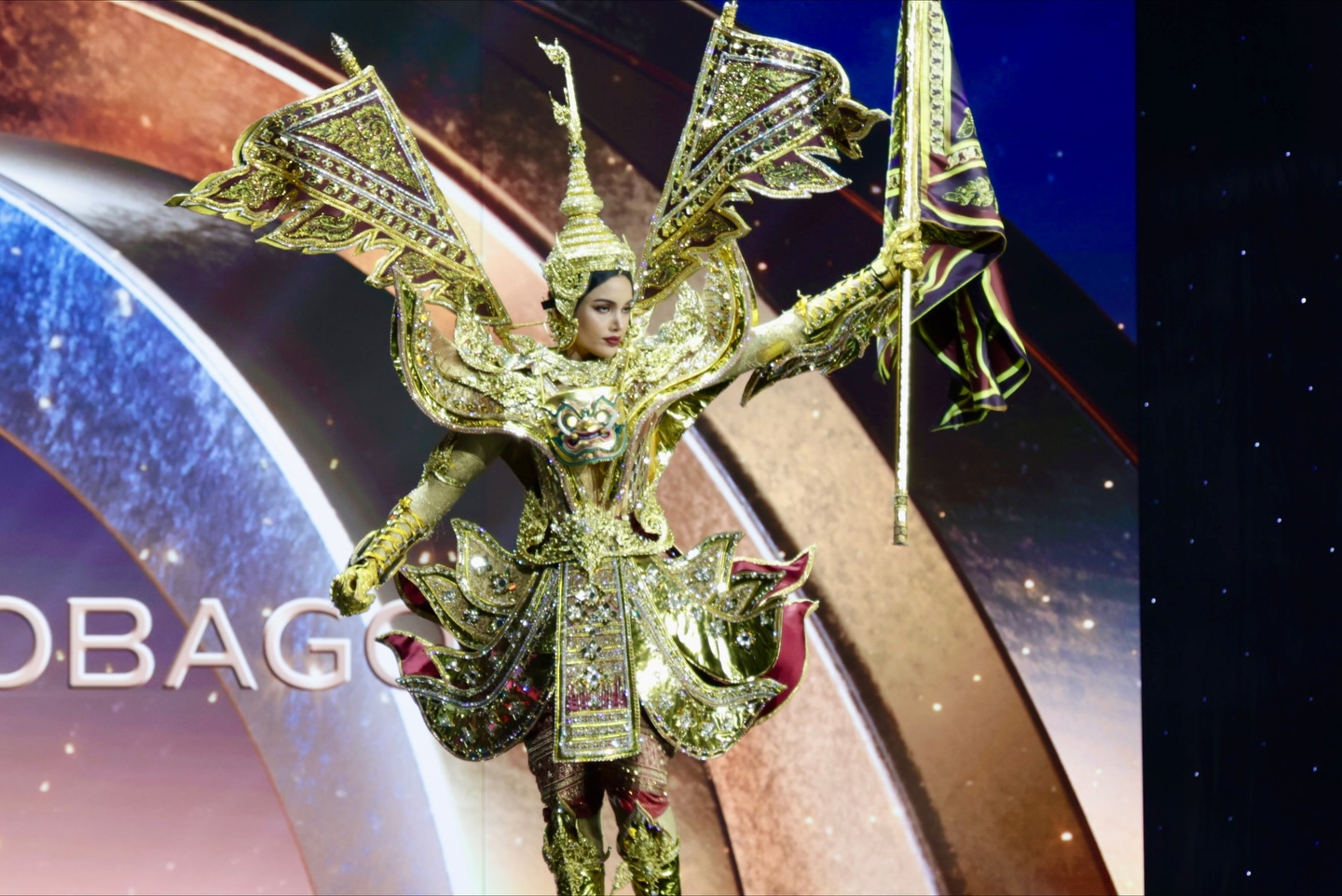 Hương Giang diện áo dài thong dong dắt xe đạp quá xinh, có thí sinh gặp sự cố vòng 1 cực nhạy cảm trên sóng Miss Universe!- Ảnh 5.