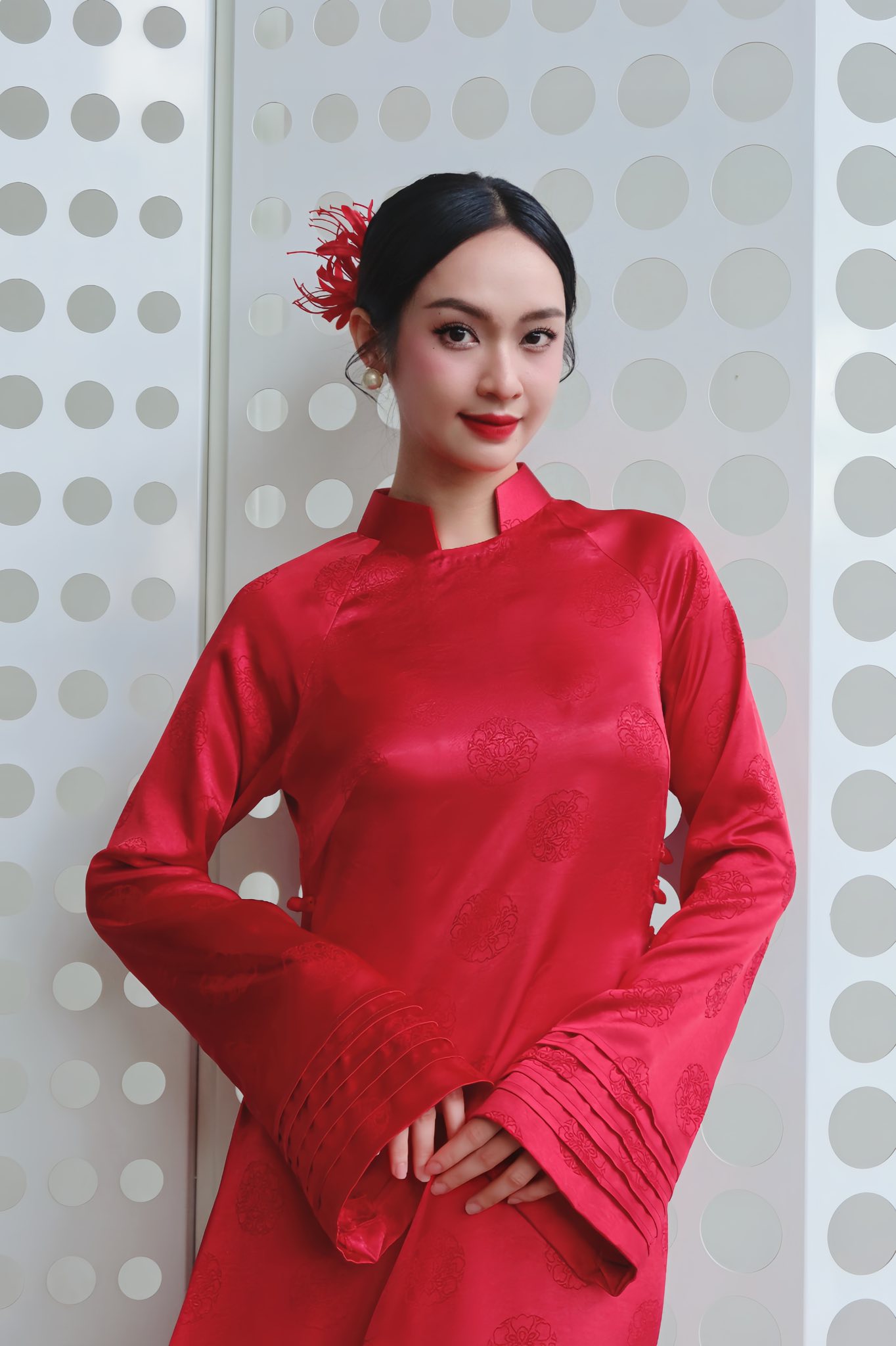 Vũ Thuý Quỳnh đứng sau Vũ Thuý Quỳnh đứng sau