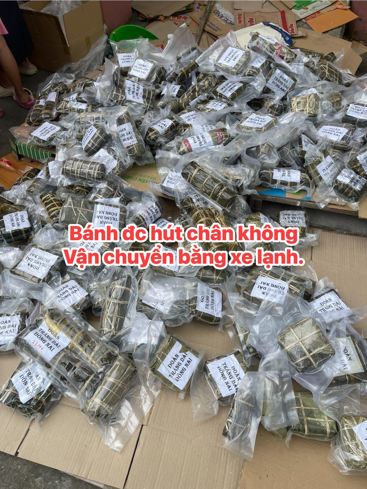 Sau khi bánh nguội, một đơn vị tài trợ hút chân không để gửi lên xe giường nằm, có nhiệt độ mát, đảm bảo không bị hư hỏng khi tới tay người dân