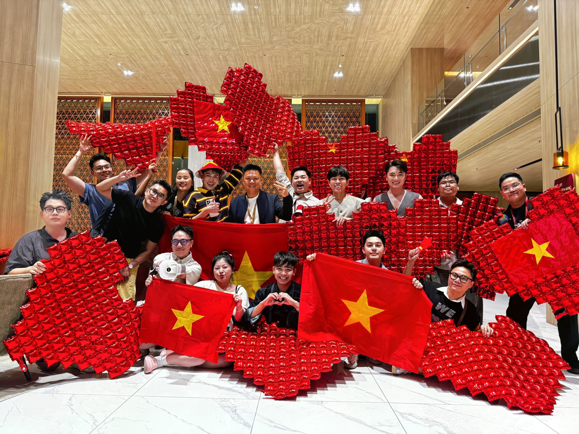 Người đẹp bị ông Nawat mắng chính thức đăng quang, Hương Giang trắng tay tại Miss Universe!- Ảnh 15. Người đẹp bị ông Nawat mắng chính thức đăng quang, Hương Giang trắng tay tại Miss Universe!- Ảnh 15.