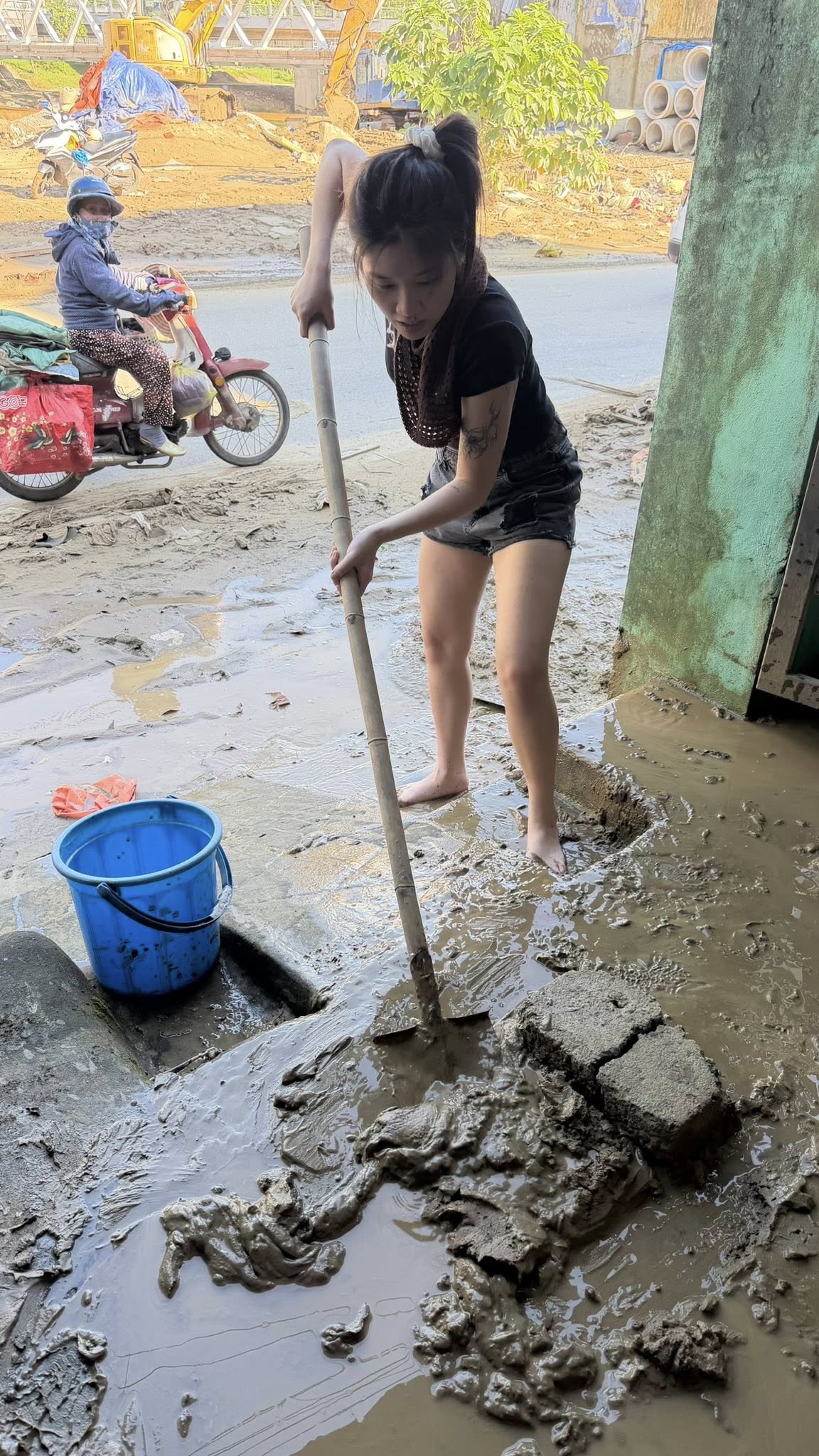 Nhà sao Vbiz ngập bùn đất sau lũ: Cả gia đình tất bật dọn dẹp, thiệt hại 2 xe máy- Ảnh 3.