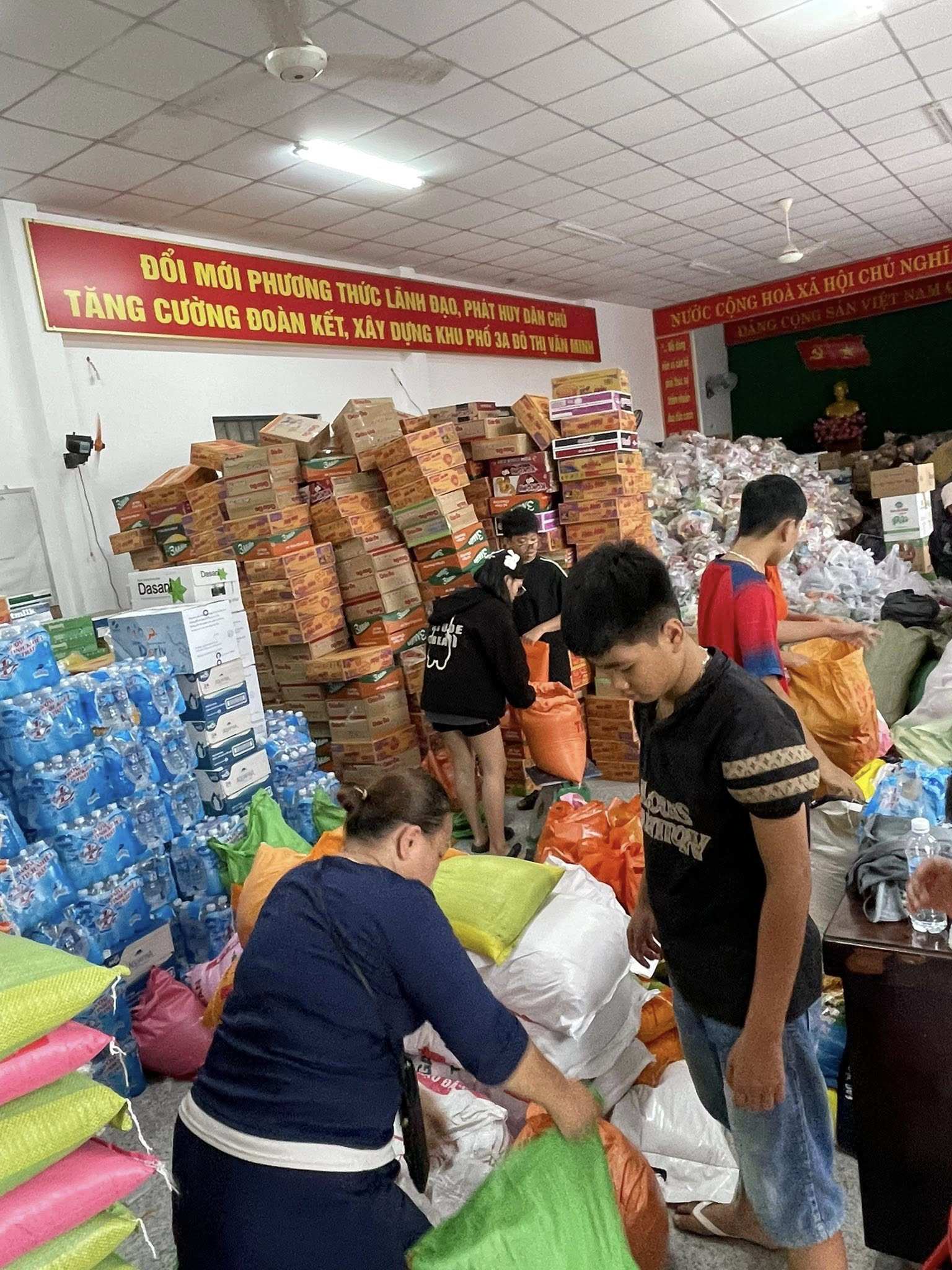 Từ học sinh, sinh viên, đến các cụ đều góp của, góp sức ủng hộ đồng bào