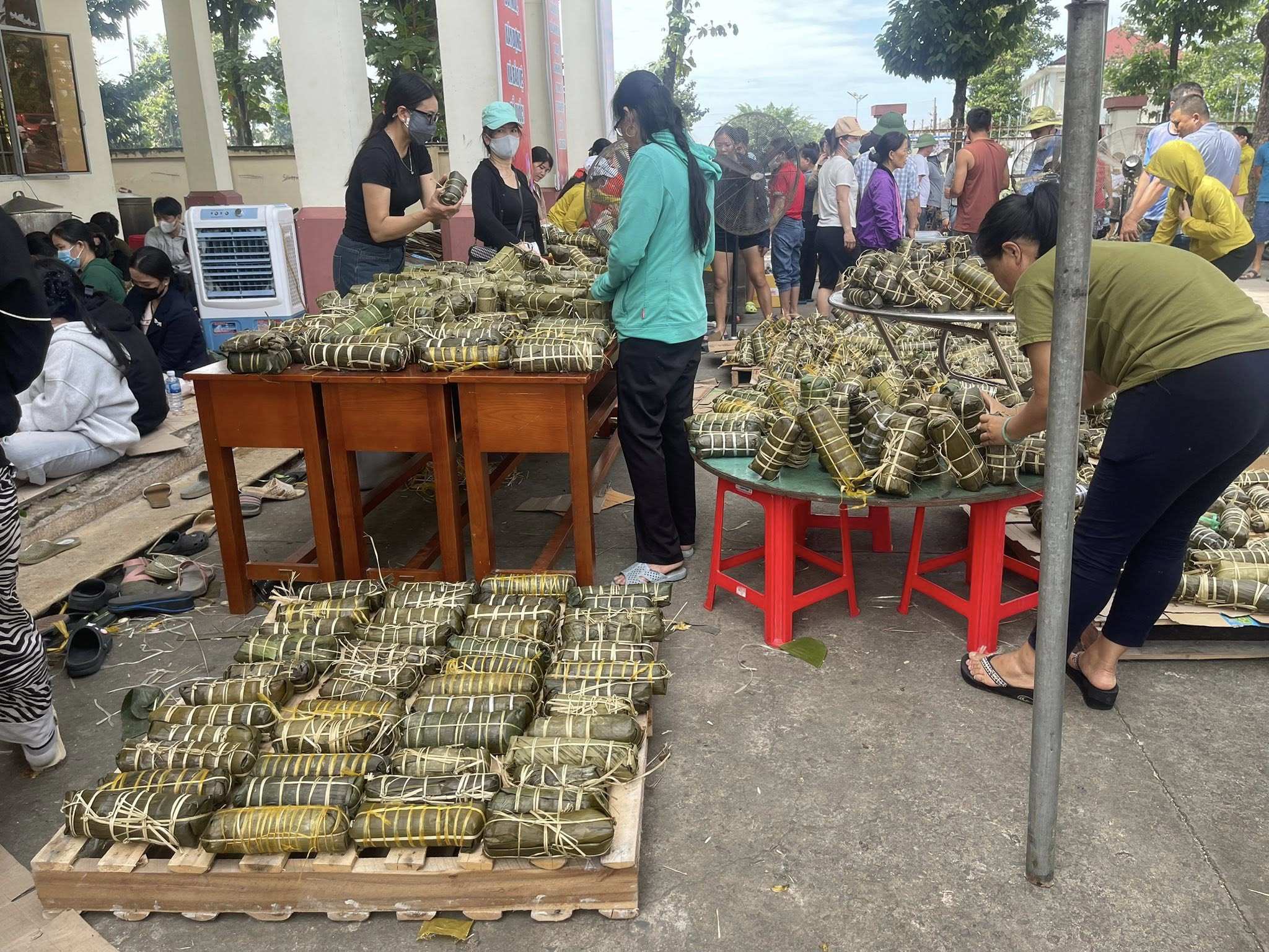 4000 chiếc bánh chưng, bánh tét được chuẩn bị gửi bà con vùng lũ