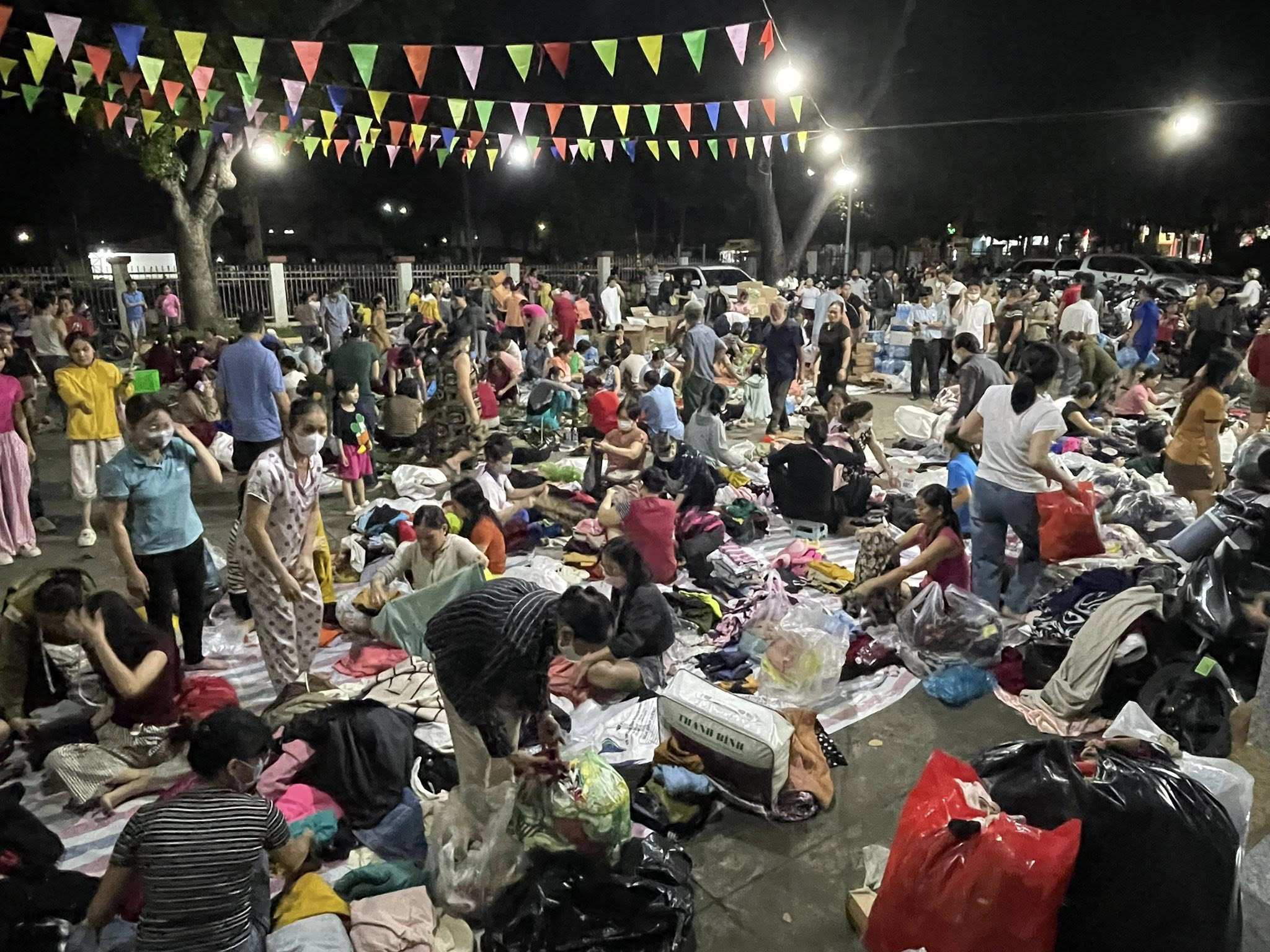 Mọi người cùng nhau phân loại quần áo