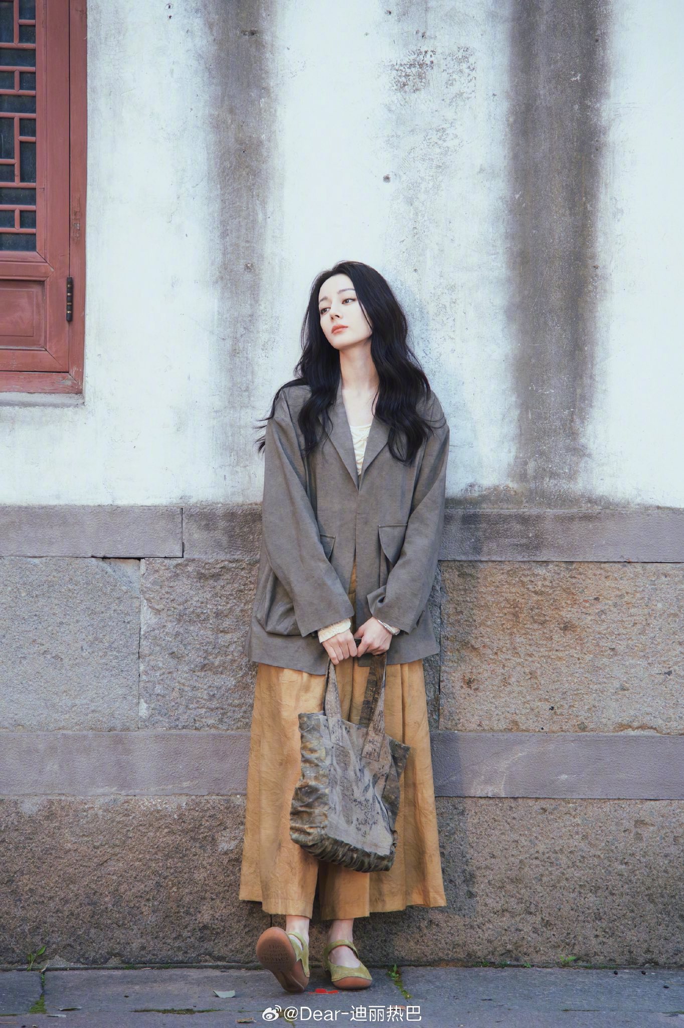 Chỉ có phép màu mới cứu nổi Địch Lệ Nhiệt Ba- Ảnh 2. Chỉ có phép màu mới cứu nổi Địch Lệ Nhiệt Ba- Ảnh 2.