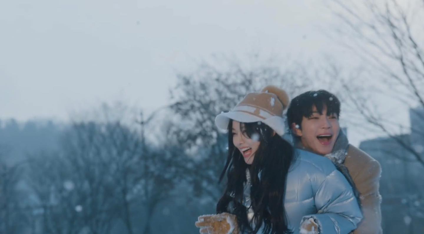 Phim Hàn chiếm top 1 toàn cầu: Thống trị 108 quốc gia, nữ chính đẹp đến mức lấy hết may mắn trên đời- Ảnh 5. Phim Hàn chiếm top 1 toàn cầu: Thống trị 108 quốc gia, nữ chính đẹp đến mức lấy hết may mắn trên đời- Ảnh 5.