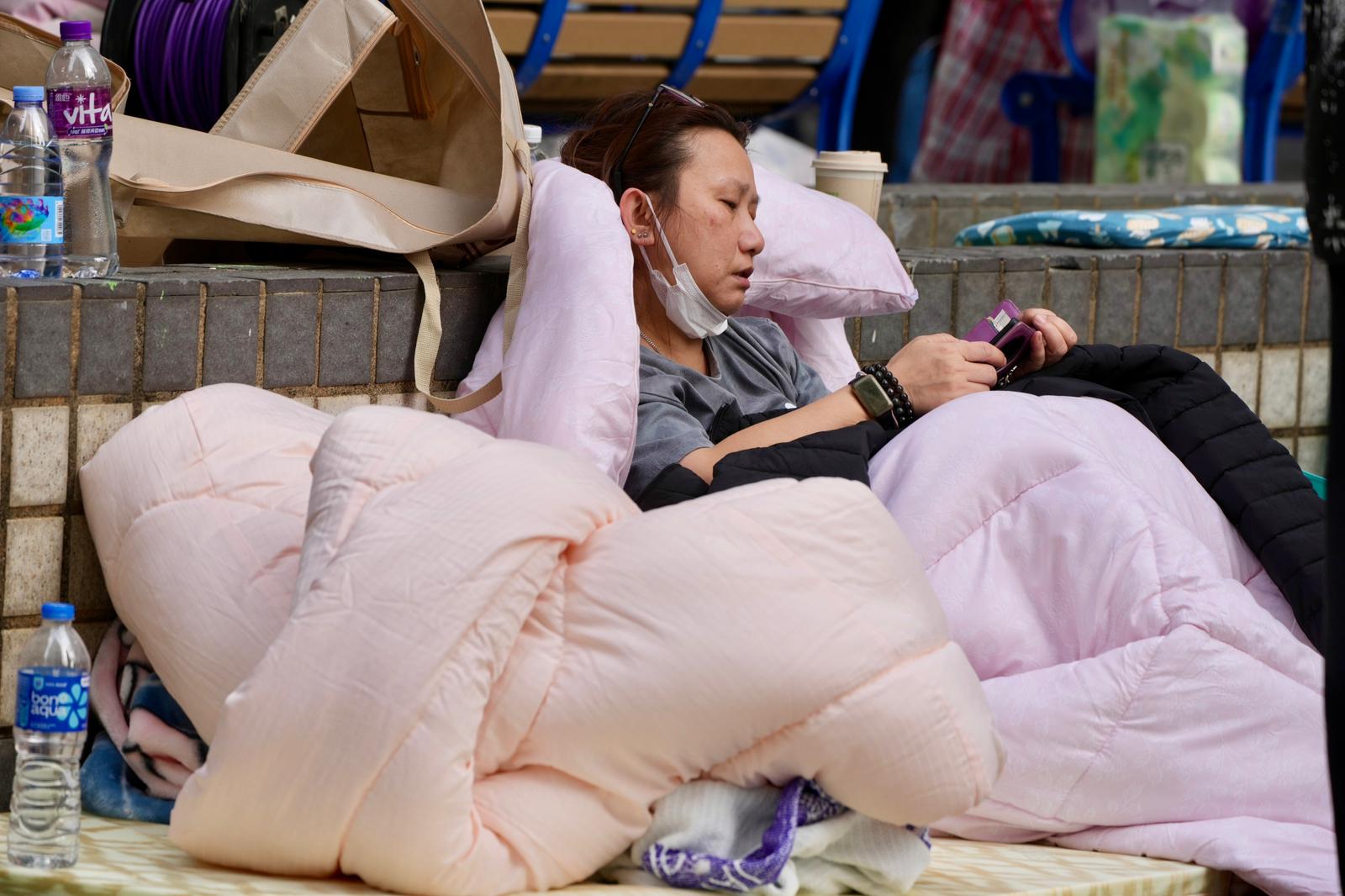 “Không còn gì cả”: Người dân Hong Kong (Trung Quốc) khốn khổ vì hỏa hoạn, hàng ngàn người lâm vào cảnh màn trời chiếu đất- Ảnh 6.