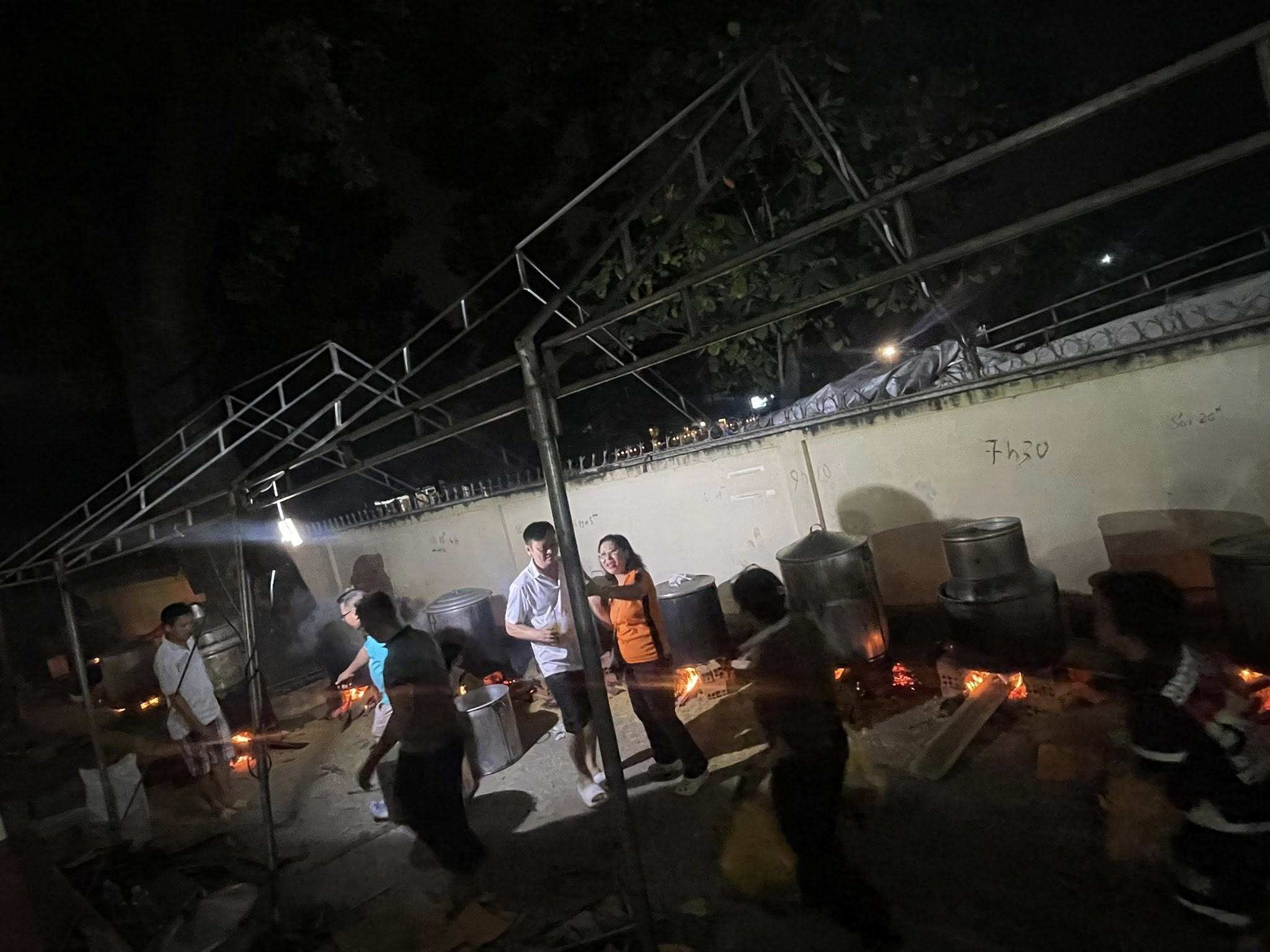 15 nồi bánh chưng đỏ lửa xuyên đêm 