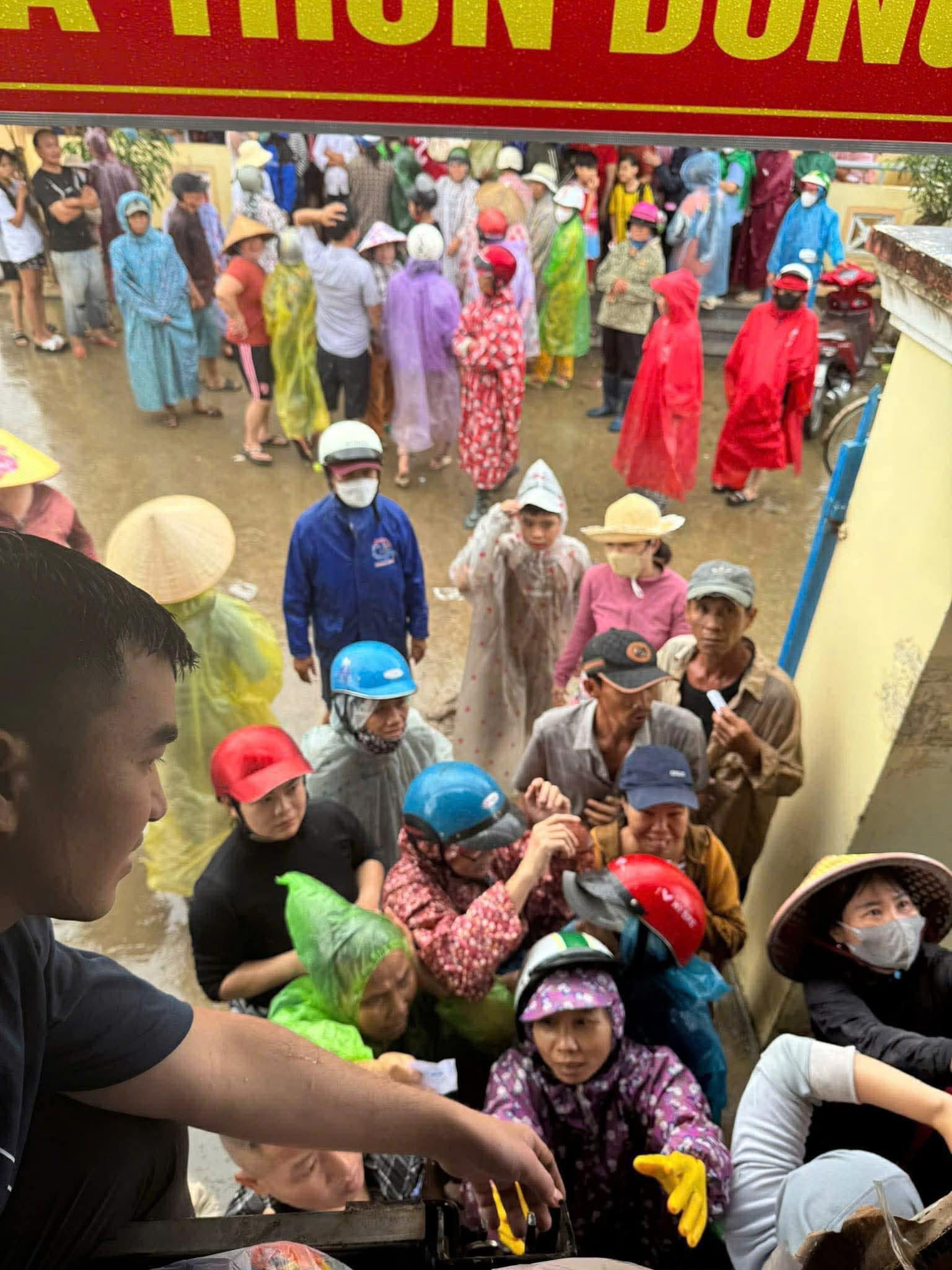 Sau một đêm di chuyển, những món quà đã đến tận tay người dân vùng lũ Phú Yên.