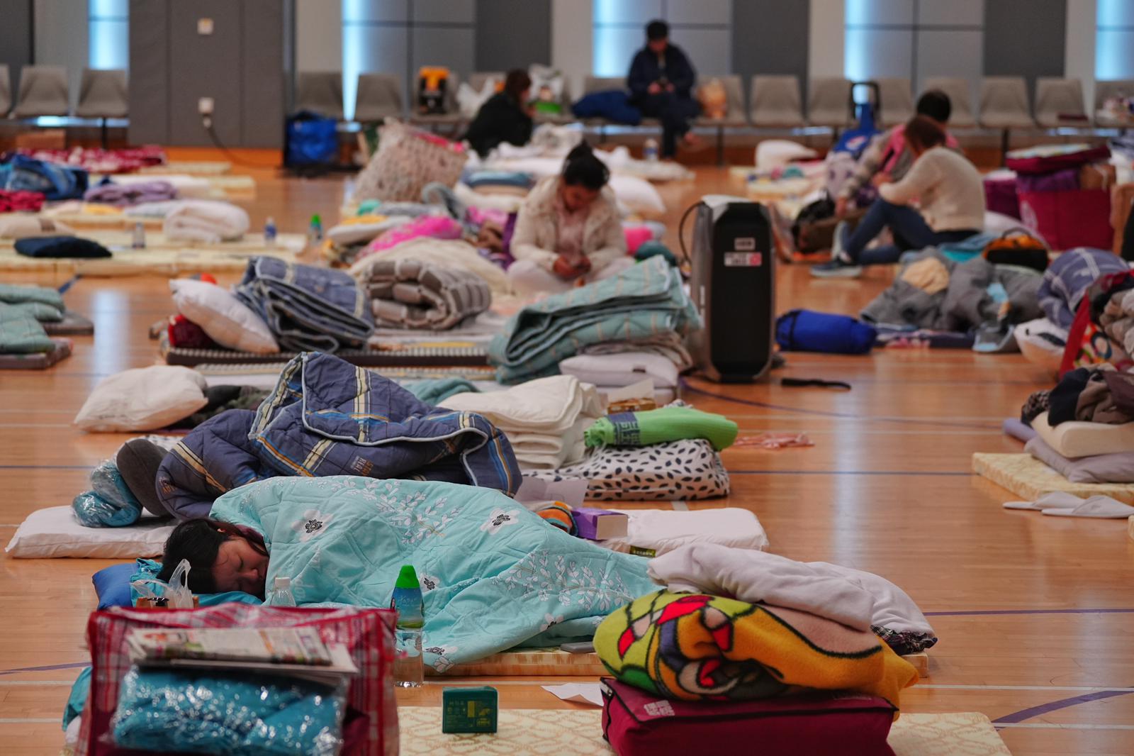 “Không còn gì cả”: Người dân Hong Kong (Trung Quốc) khốn khổ vì hỏa hoạn, hàng ngàn người lâm vào cảnh màn trời chiếu đất- Ảnh 8.