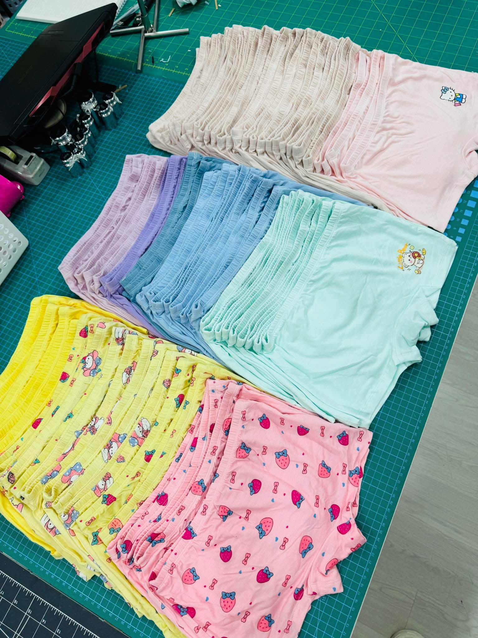 Hội chị em yêu may vá làm hàng ngàn chiếc đồ lót tặng bà con vùng lũ - 2