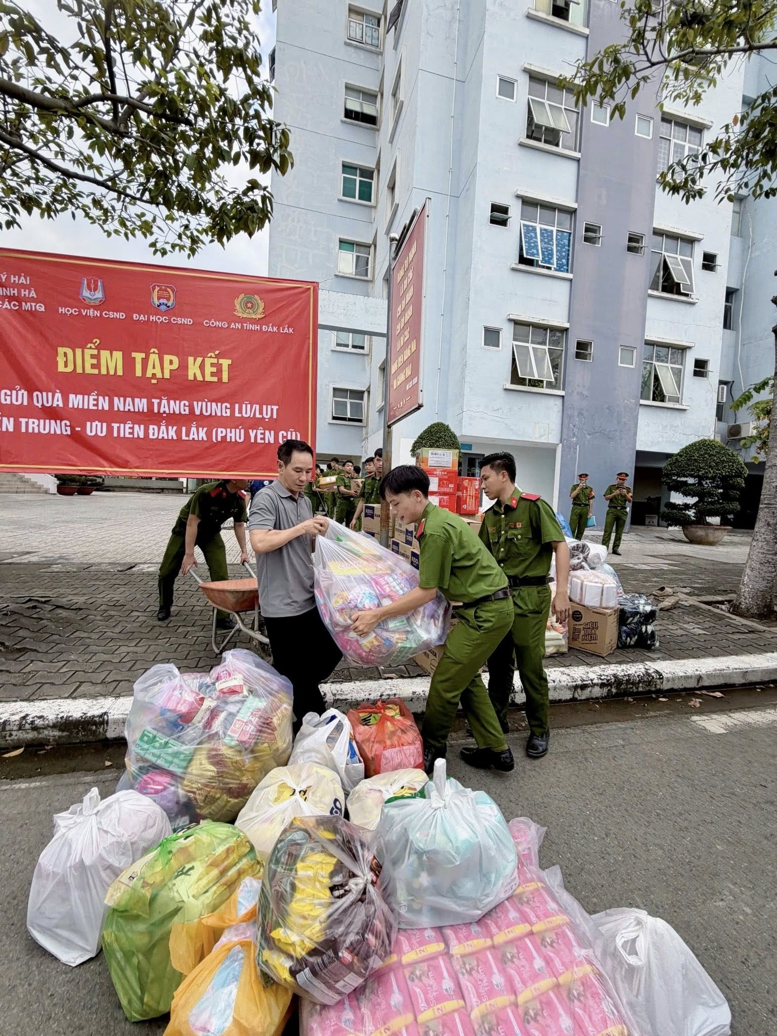 Bị mỉa mai hỏi bill từ thiện, Trấn Thành đáp trả gắt: