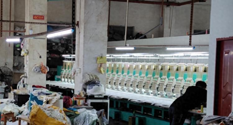 Phân tích 200.000 dữ liệu, cảnh sát triệt phá đường dây hàng giả xuyên biên giới quy mô 1.000 tỷ đồng, tịch thu hơn 95.000 món đồ nhái- Ảnh 1.