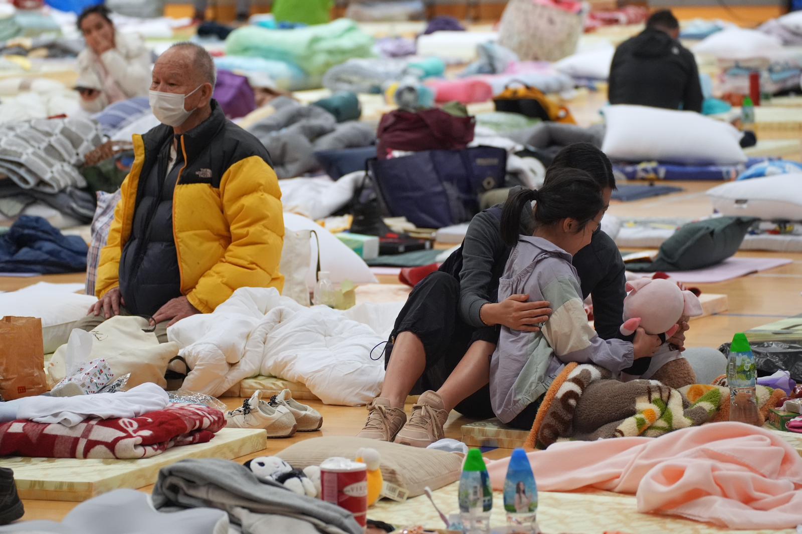 “Không còn gì cả”: Người dân Hong Kong (Trung Quốc) khốn khổ vì hỏa hoạn, hàng ngàn người lâm vào cảnh màn trời chiếu đất- Ảnh 7.