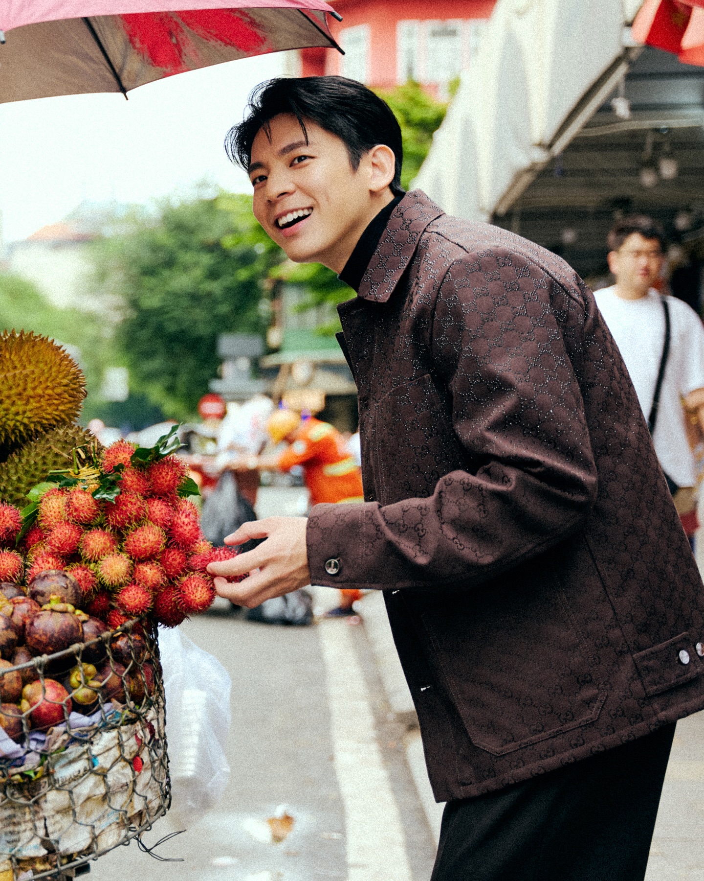 Lộ ảnh nam thần hạng A đình đám châu Á đi chợ Bến Thành, ngồi ăn chè mà đẹp hơn cả bìa tạp chí- Ảnh 9.