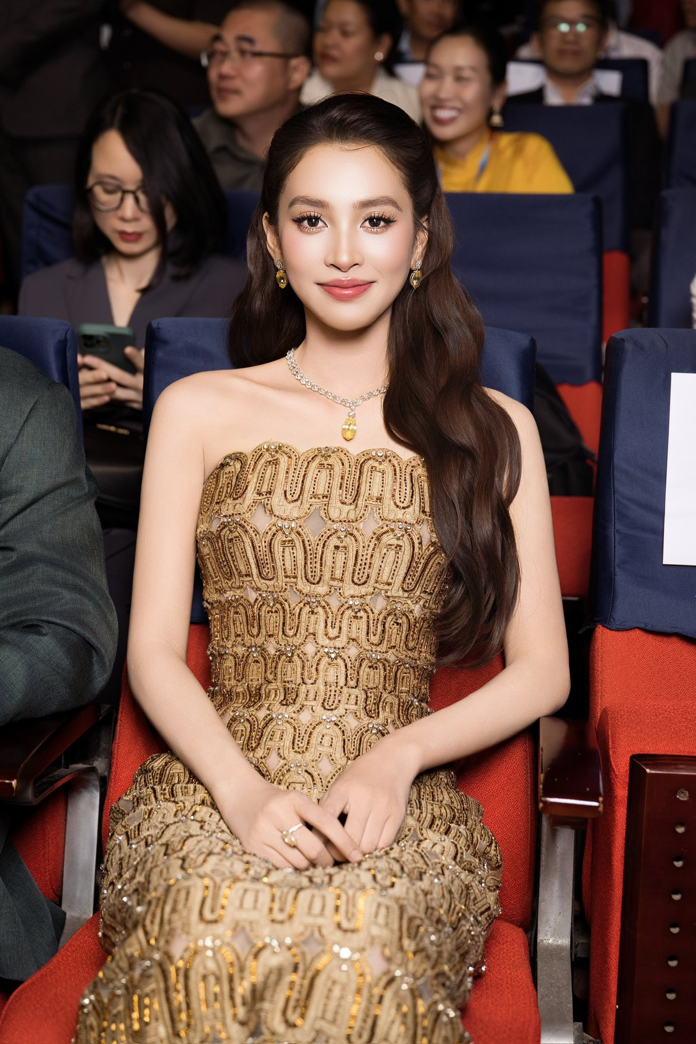 Khỏi cần ánh sáng, mỹ nhân Việt này tự phát sáng giữa khung hình: Cả mặt toàn tinh hoa, càng quay cận càng đẹp- Ảnh 6.