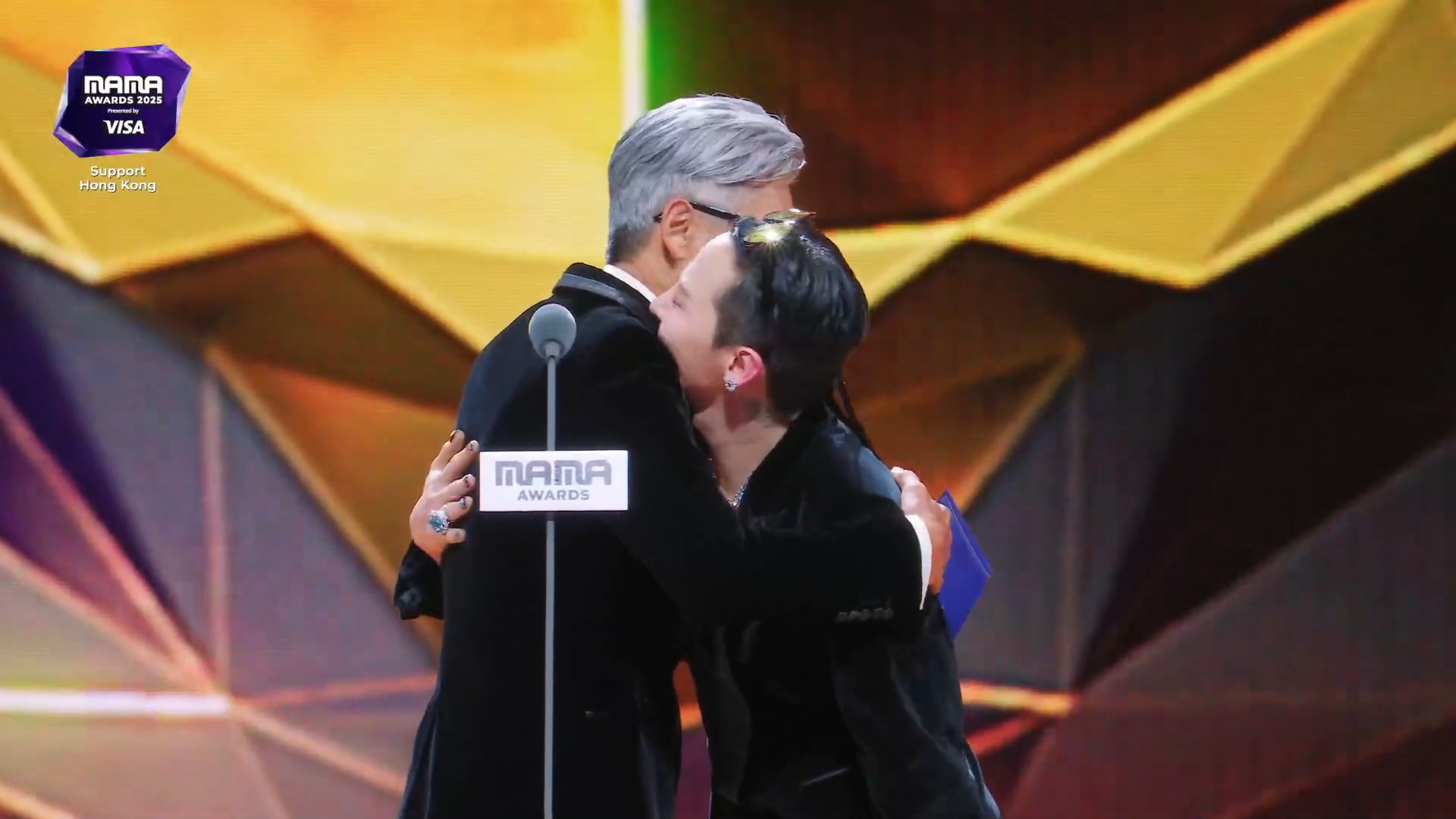 Châu Nhuận Phát và G-DRAGON tái ngộ ở MAMA 2025, dung dăng dung dẻ lên sân khấu khiến 50 triệu người chao đảo- Ảnh 3. Châu Nhuận Phát và G-DRAGON tái ngộ ở MAMA 2025, dung dăng dung dẻ lên sân khấu khiến 50 triệu người chao đảo- Ảnh 3.