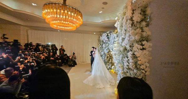 Đám cưới đang viral khắp MXH: Chú rể là trai hư đẹp nức tiếng, cô dâu đúng chuẩn sang xịn mịn 59029874514560897698579892022917288791893348n 1764331384544 17643313848881746557634 0 0 1047 2000 crop 17643316763891204463580jpg