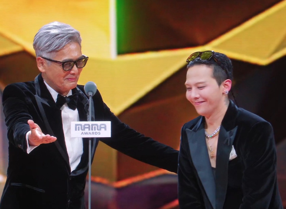 Châu Nhuận Phát và G-DRAGON tái ngộ ở MAMA 2025, dung dăng dung dẻ lên sân khấu khiến 50 triệu người chao đảo- Ảnh 5. Châu Nhuận Phát và G-DRAGON tái ngộ ở MAMA 2025, dung dăng dung dẻ lên sân khấu khiến 50 triệu người chao đảo- Ảnh 5.