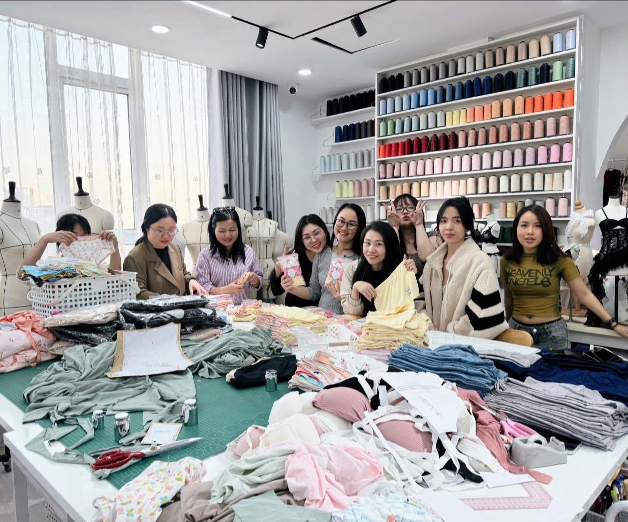 Ngoài cứu trợ lũ lụt, nhóm còn may hàng nghìn món đồ lót gửi tặng các mái ấm, trung tâm bảo trợ xã hội và nhiều hoàn cảnh khó khăn khác.