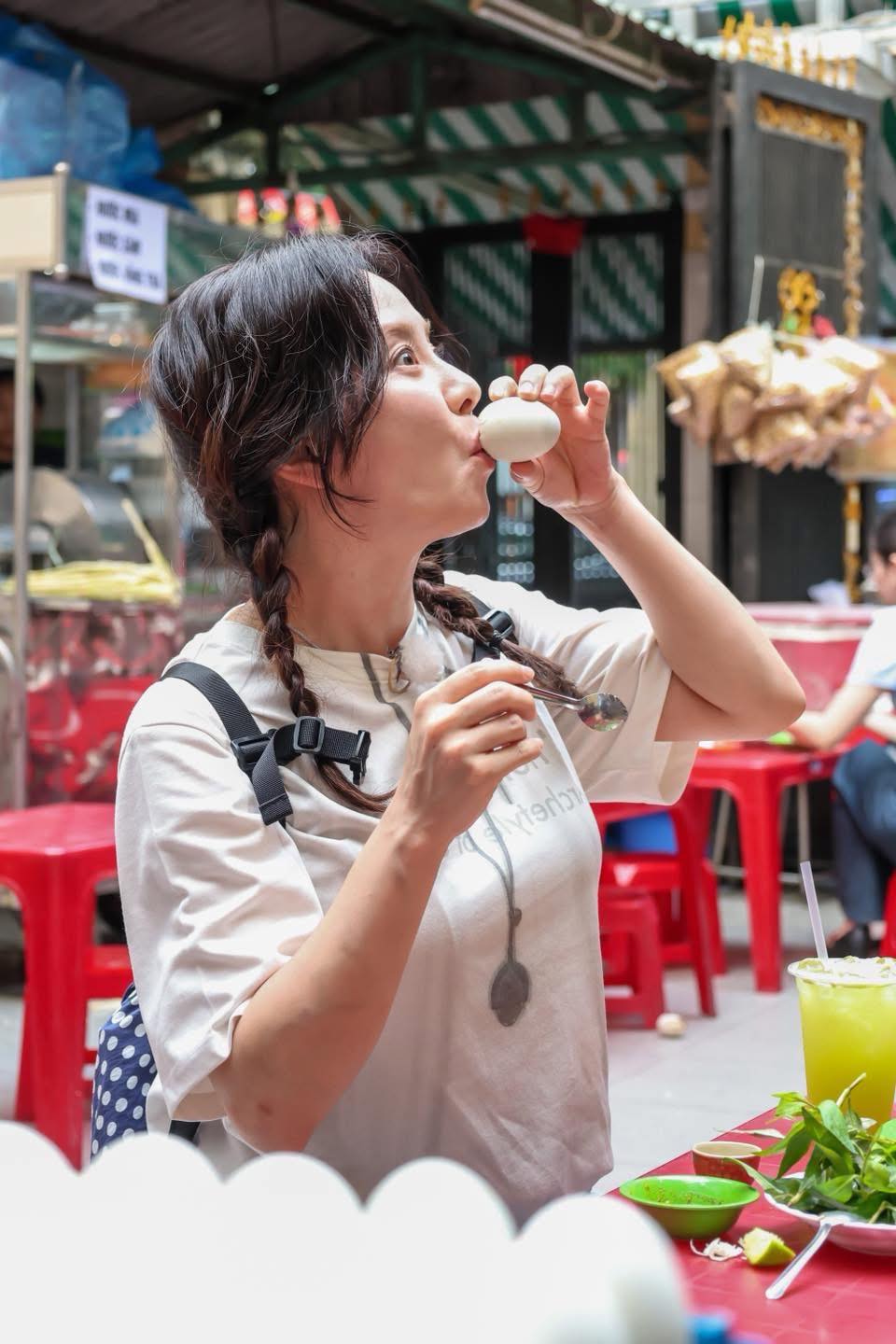 Song Ji Hyo ăn thử món kinh dị