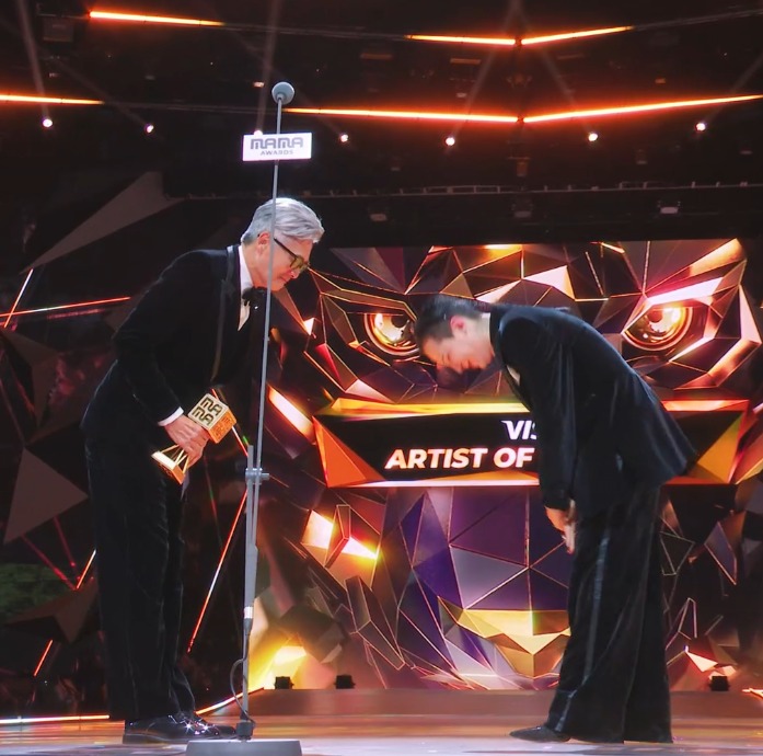 Châu Nhuận Phát và G-DRAGON tái ngộ ở MAMA 2025, dung dăng dung dẻ lên sân khấu khiến 50 triệu người chao đảo- Ảnh 2. Châu Nhuận Phát và G-DRAGON tái ngộ ở MAMA 2025, dung dăng dung dẻ lên sân khấu khiến 50 triệu người chao đảo- Ảnh 2.