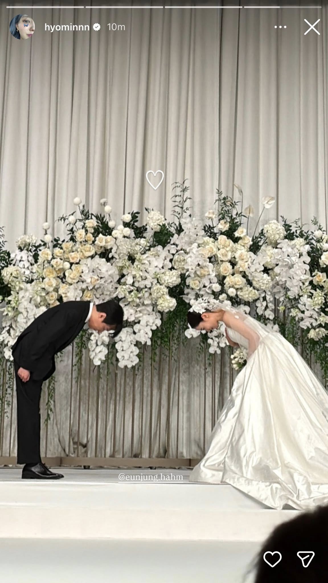 Đám cưới Eunjung: Cô dâu rơi nước mắt vì người mẹ quá cố, T-ara tái hợp làm fan phát sốt- Ảnh 5. Đám cưới Eunjung: Cô dâu rơi nước mắt vì người mẹ quá cố, T-ara tái hợp làm fan phát sốt- Ảnh 5.