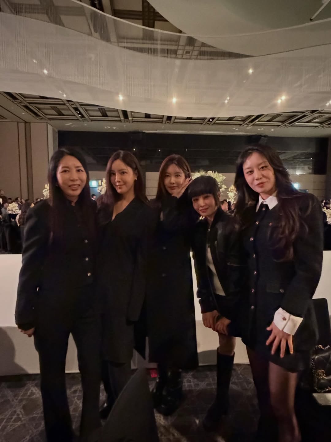 Đám cưới Eunjung: Cô dâu rơi nước mắt vì người mẹ quá cố, T-ara tái hợp làm fan phát sốt- Ảnh 7. Đám cưới Eunjung: Cô dâu rơi nước mắt vì người mẹ quá cố, T-ara tái hợp làm fan phát sốt- Ảnh 7.