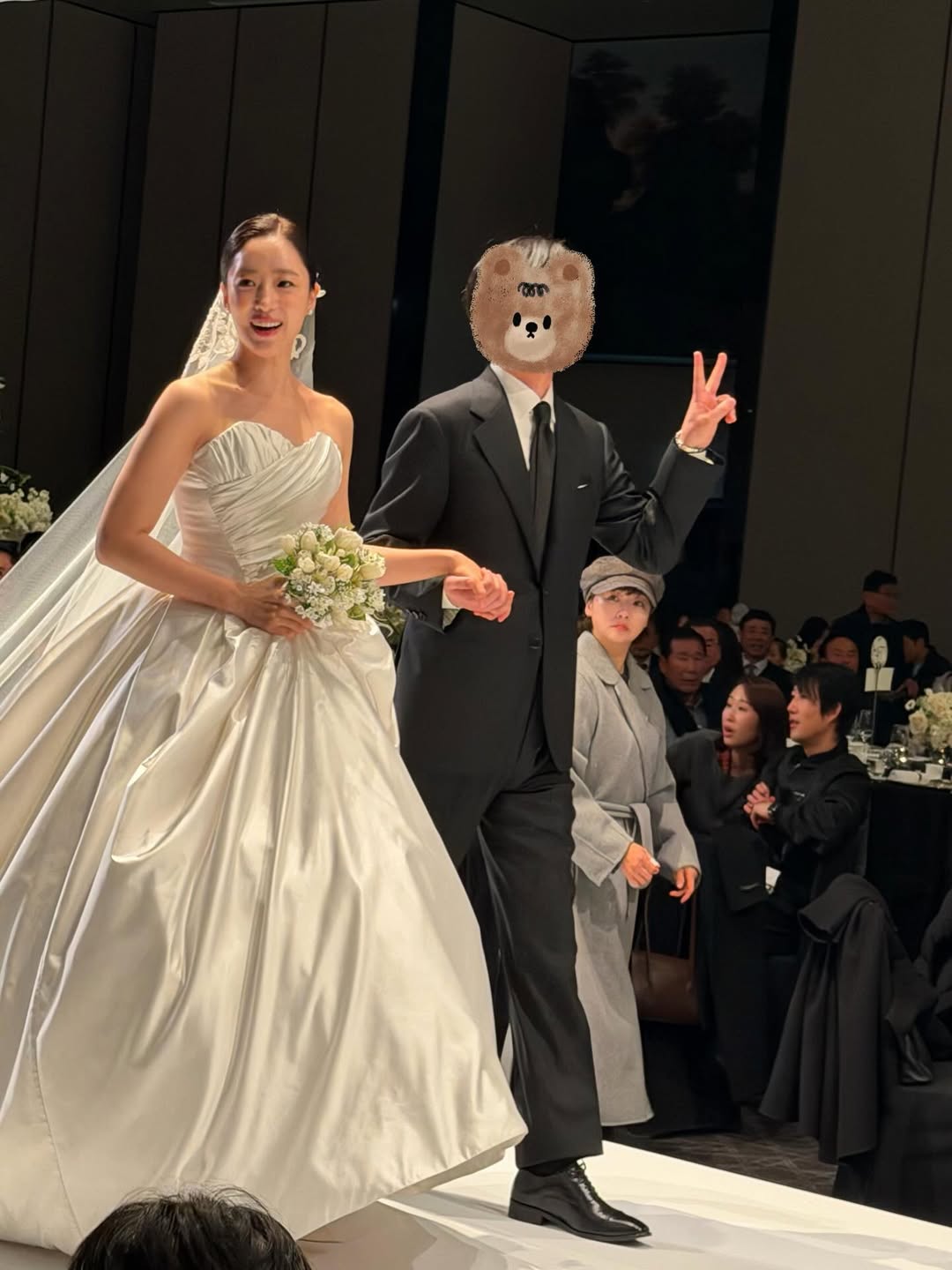 Đám cưới Eunjung: Cô dâu rơi nước mắt vì người mẹ quá cố, T-ara tái hợp làm fan phát sốt- Ảnh 4. Đám cưới Eunjung: Cô dâu rơi nước mắt vì người mẹ quá cố, T-ara tái hợp làm fan phát sốt- Ảnh 4.