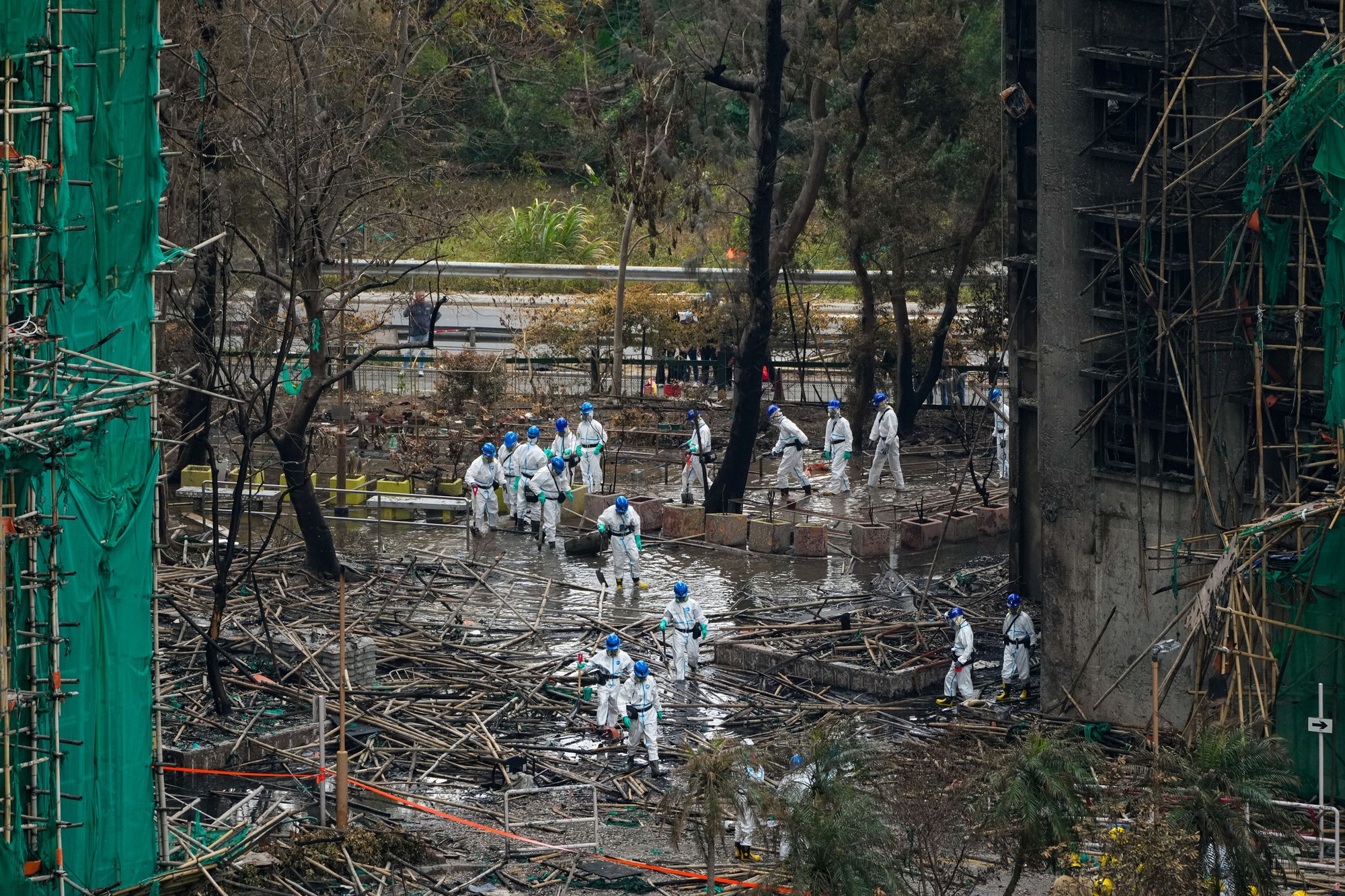 Đội cứu hộ tìm kiếm thi thể bằng tay không tại tòa chung cư Hong Kong (Trung Quốc): “Chúng tôi muốn khóc mà phải kìm nén”- Ảnh 6.