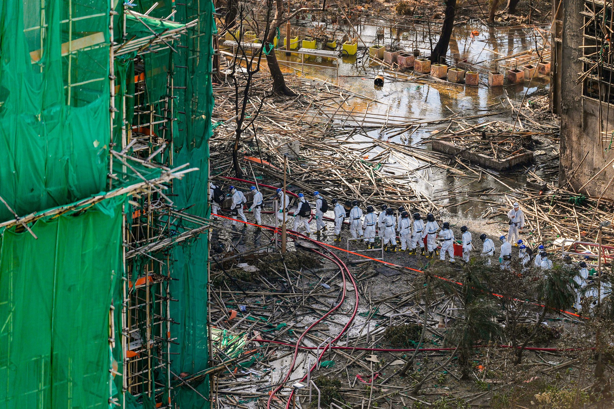 Đội cứu hộ tìm kiếm thi thể bằng tay không tại tòa chung cư Hong Kong (Trung Quốc): “Chúng tôi muốn khóc mà phải kìm nén”- Ảnh 5.