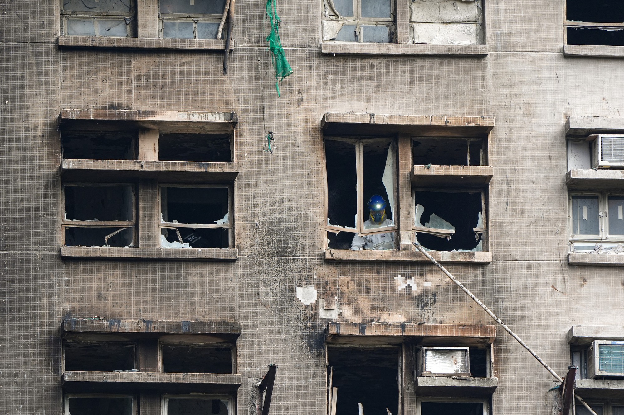 Đội cứu hộ tìm kiếm thi thể bằng tay không tại tòa chung cư Hong Kong (Trung Quốc): “Chúng tôi muốn khóc mà phải kìm nén”- Ảnh 2.