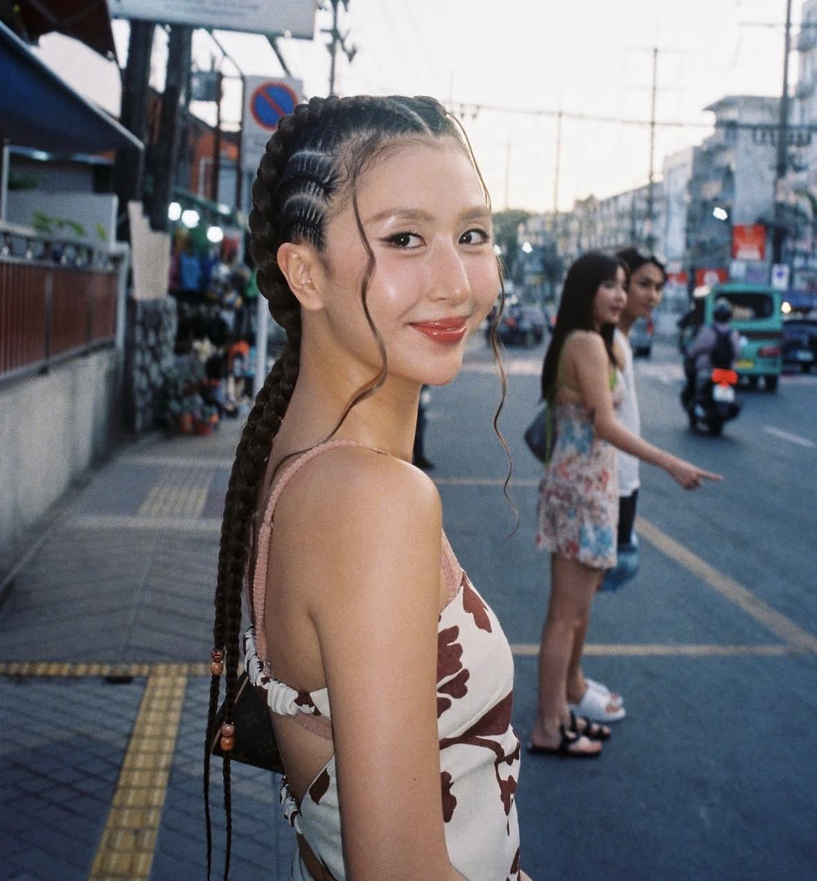 Ảnh ôm eo làm rõ mối quan hệ của Tăng Duy Tân và Bích Phương- Ảnh 2. Ảnh ôm eo làm rõ mối quan hệ của Tăng Duy Tân và Bích Phương- Ảnh 2.